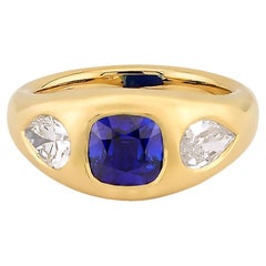 Anello Sophia D a tre pietre con zaffiro a cuscino e diamanti a pera