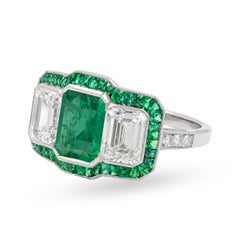 Anello a tre pietre Sophia D. con smeraldo centrale e pietre laterali di diamante
