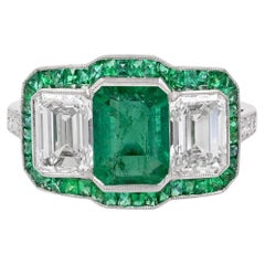 Bague Sophia D. à trois pierres avec centre en émeraude et pierres latérales en diamant