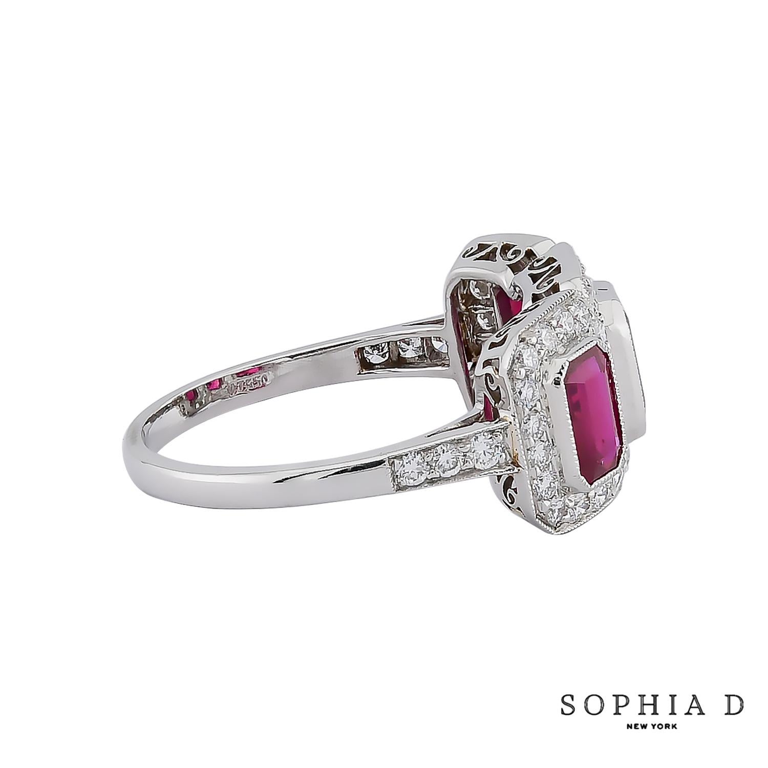 Ti presentiamo l'anello a tre pietre Sophia D., con tre rubini per un totale di 1,78 carati, circondati da 0,62 carati di diamanti rotondi, tutti incastonati in platino. Questo anello combina una bellezza senza tempo con un'eccezionale maestria,