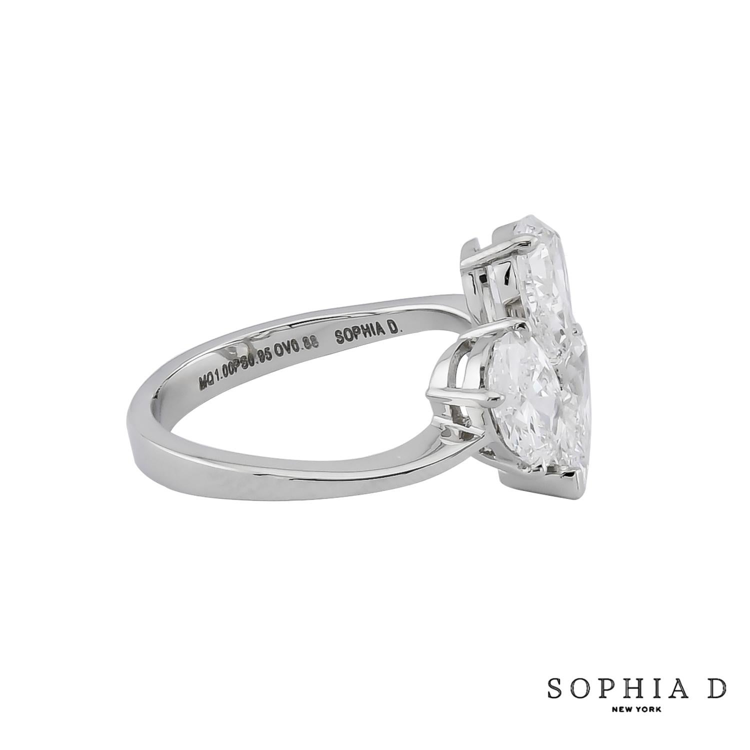 Questo anello a tre pietre di Sophia D. Toi et Moi, ispirato ai disegni a mosaico, mostra una splendida combinazione di tagli di diamanti. Presenta un diamante da 1,00 carati con taglio marquise, un diamante da 0,95 carati a forma di pera e un
