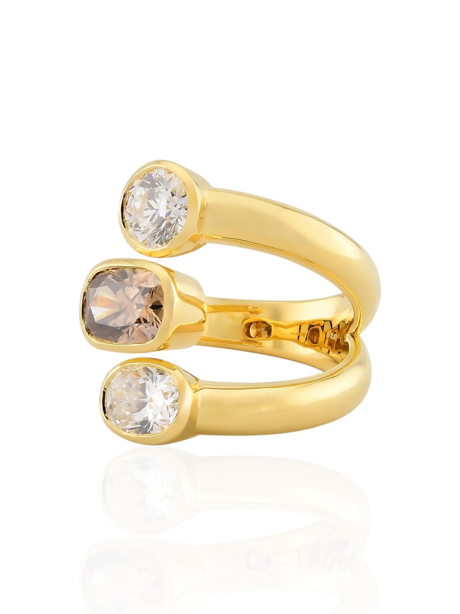 Anello Sophia D Trio con diamanti bianchi e marroni in oro giallo 18 carati In condizioni Nuovo in vendita a New York, NY