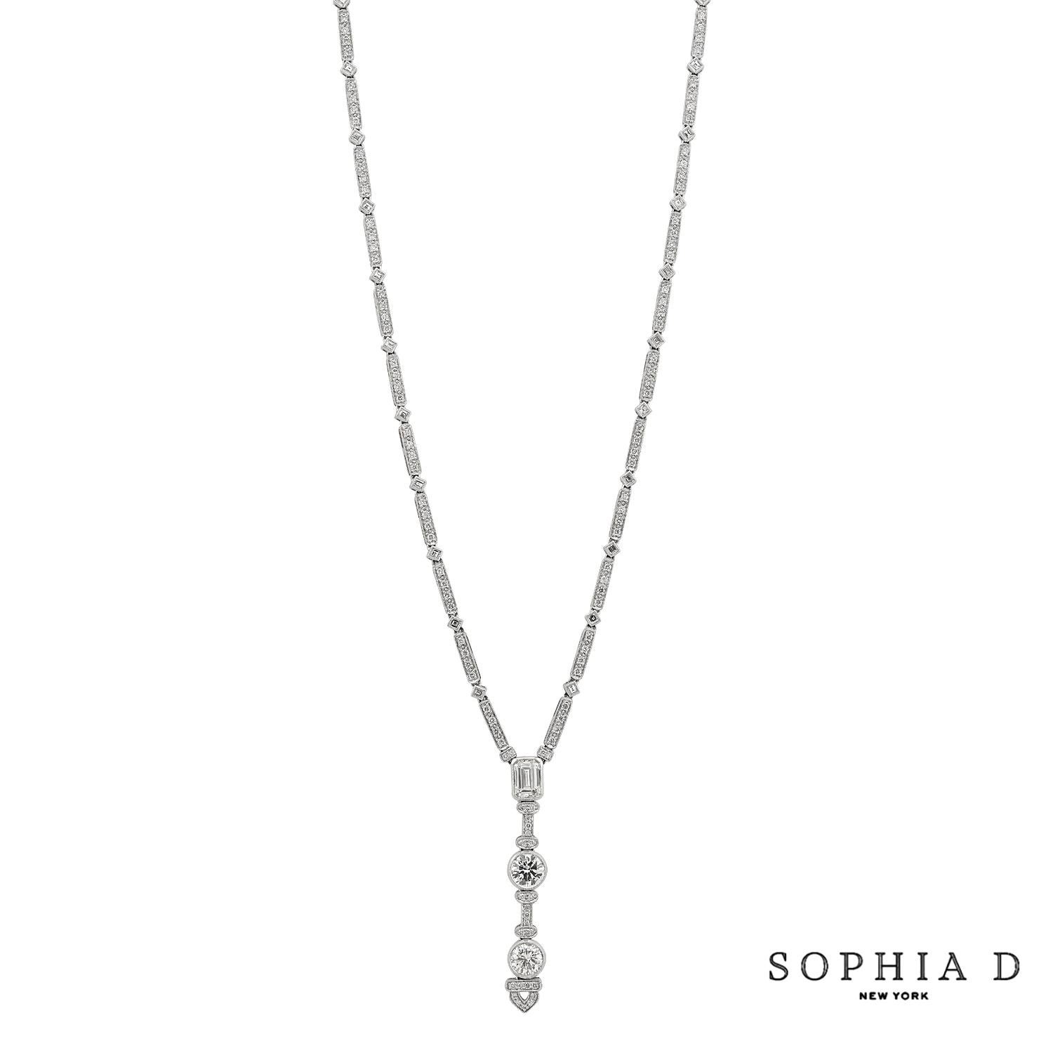 Questa elegante collana in platino presenta una fila verticale di diamanti, tra cui un diamante rotondo di 0,74 carati, un diamante rotondo di 0,75 carati e un diamante taglio smeraldo di 1,01 carati, il tutto accentuato da altri diamanti per un