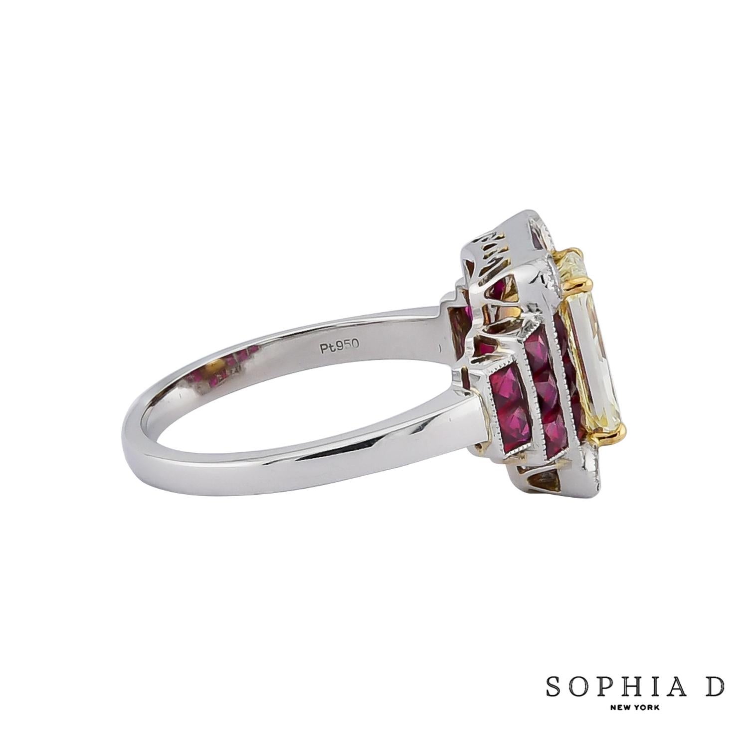 Cette bague de style Art déco Sophia D. présente en son centre un diamant jaune de 1,31 carat, complété par 0,16 carat de diamants d'accentuation et 1,90 carat total de rubis. Collectional en platine, cette pièce allie sophistication intemporelle et