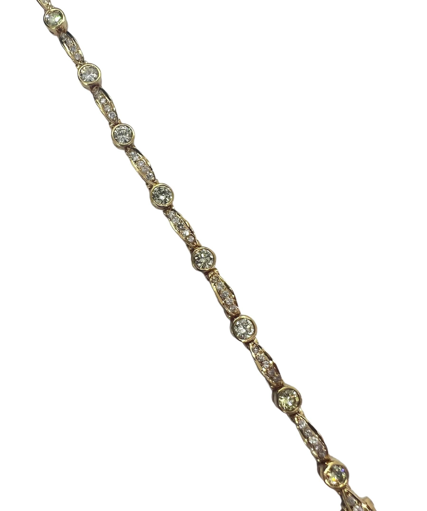Bracelet en or jaune avec diamants.

Sophia D by Joseph Dardashti Ltd est connue dans le monde entier depuis 35 ans et s'inspire du design classique de l'Art déco qui fusionne avec les techniques de fabrication modernes.
