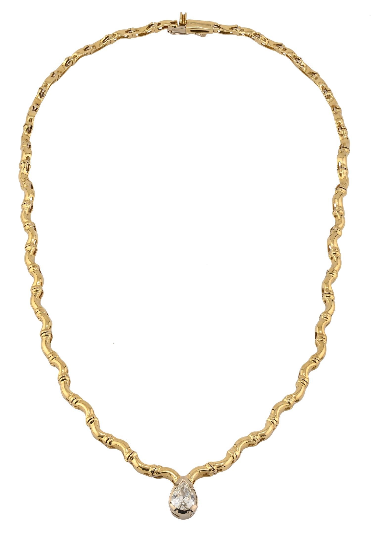 Cet élégant collier est orné d'un superbe diamant taille poire serti dans de l'or jaune 18k. La chaîne délicate complète la forme unique du diamant, ce qui en fait un accessoire parfait pour toutes les occasions.

Sophia D est connue dans le monde