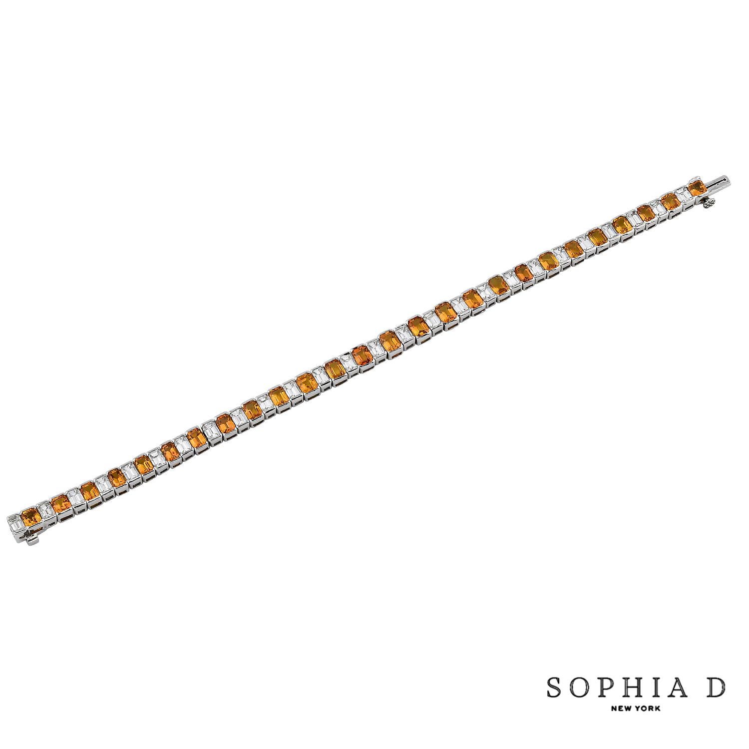 Bracelet de tennis Sophia D avec saphir jaune de taille émeraude d'un carat total de 10,84 et diamants de taille émeraude d'un carat total de 6,69 sertis en platine. 

Sophia D est connue dans le monde entier depuis plus de 40 ans en raison de sa