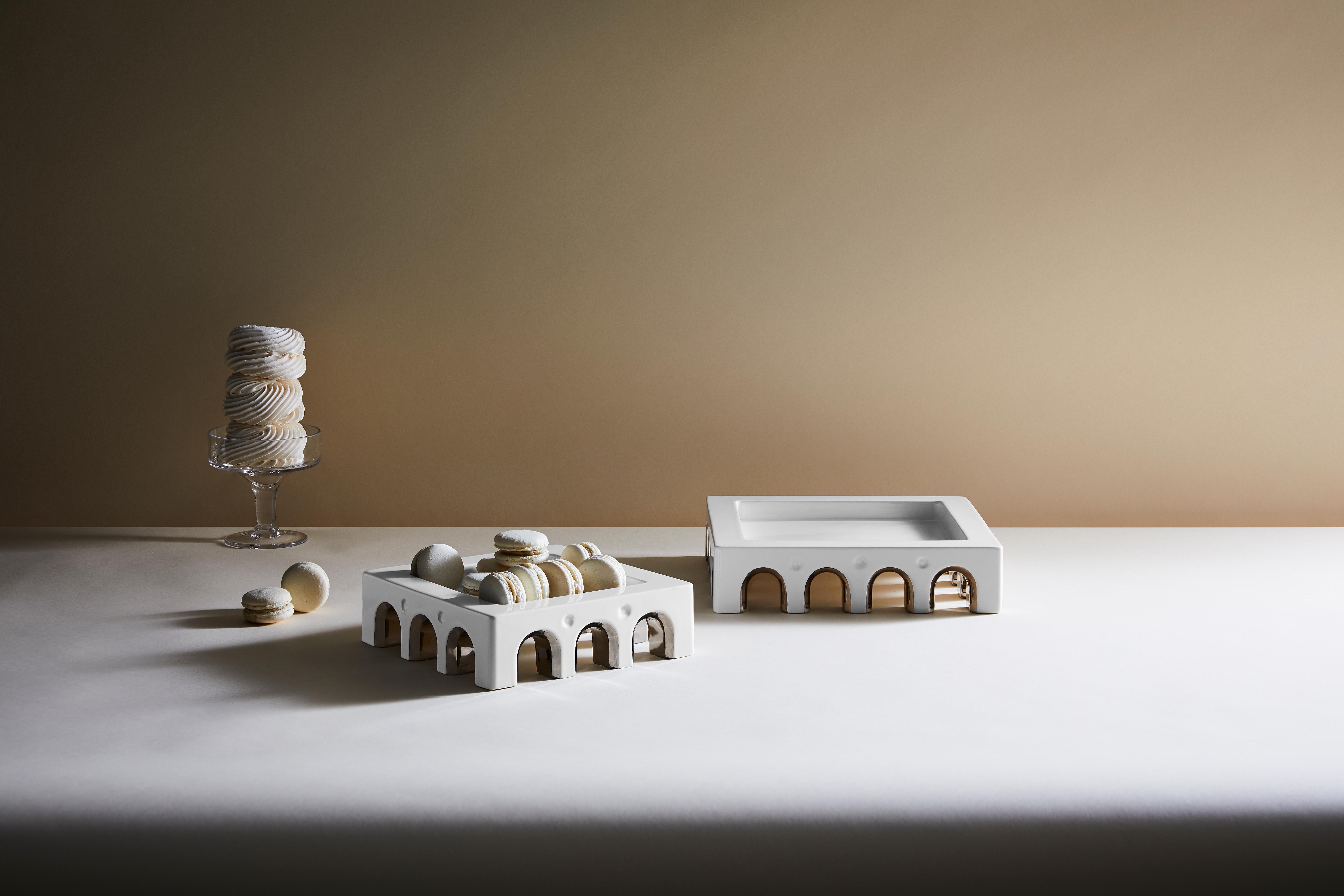 XXIe siècle et contemporain Sophia Grand centre de table artisanal en céramique blanche et détails en platine en vente