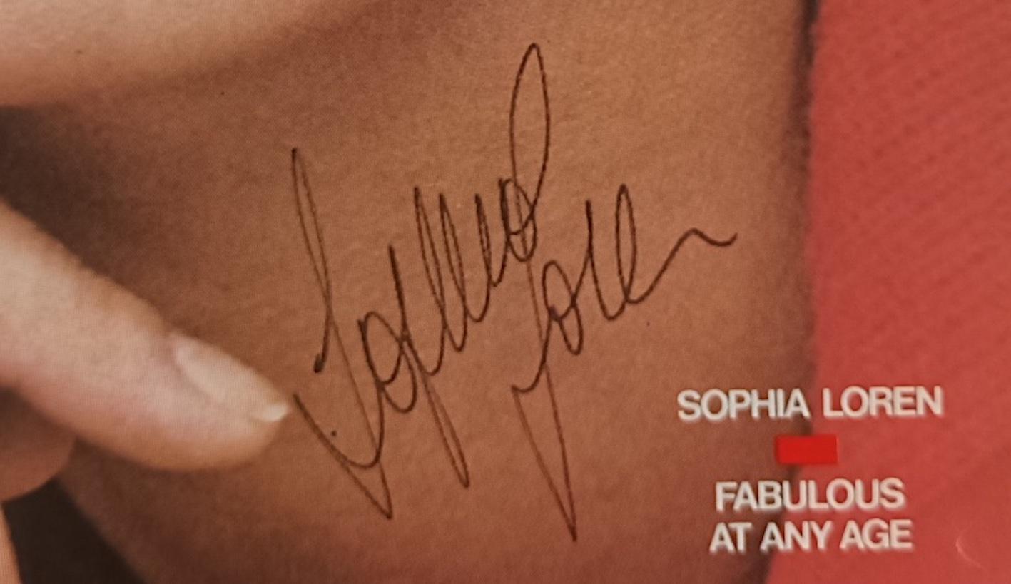 Sophia Loren signed magazine cover In Good Condition For Sale In Jersey, GB