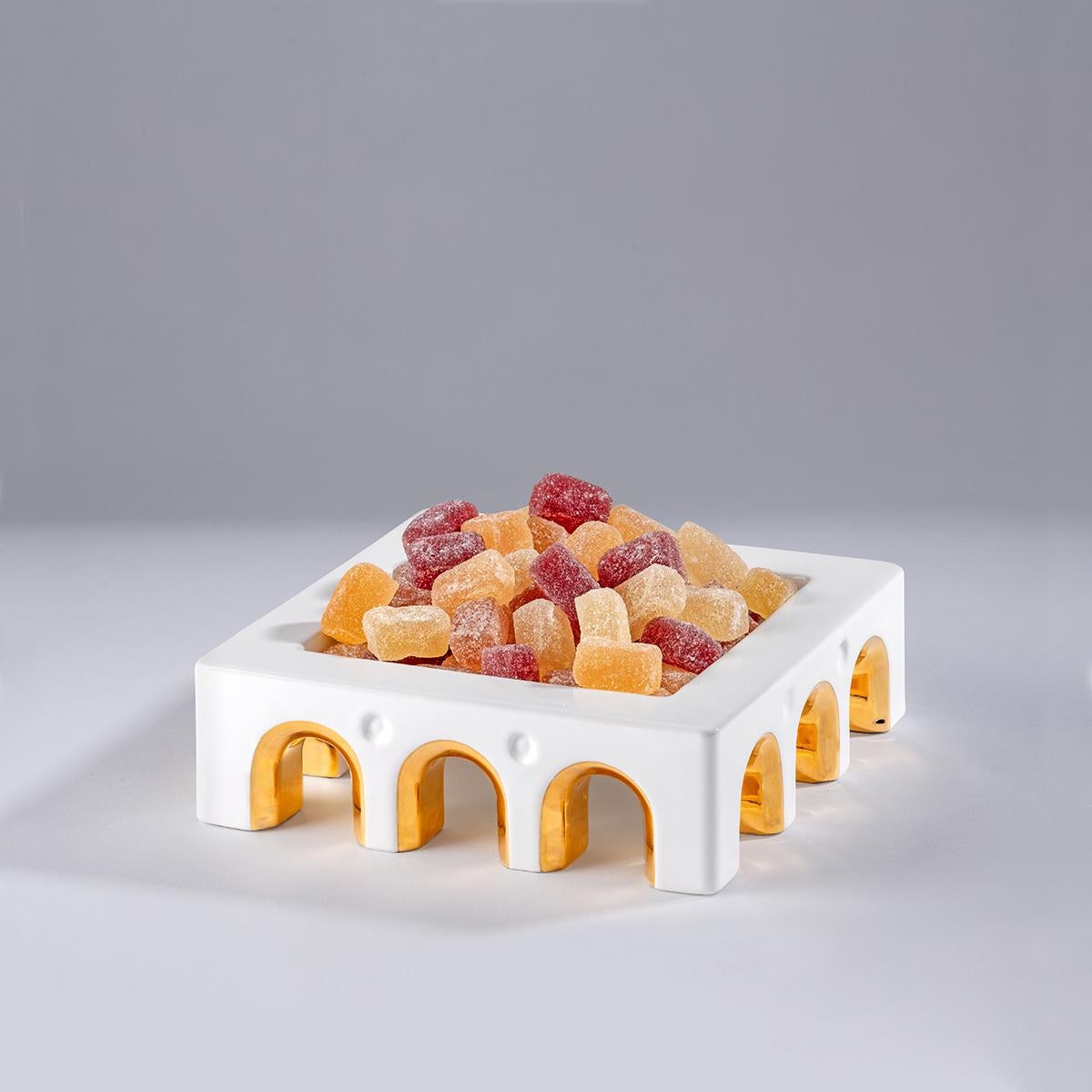Moderne Sophia Centre de table moyen en céramique blanche et détails en or 24 carats fait main en vente