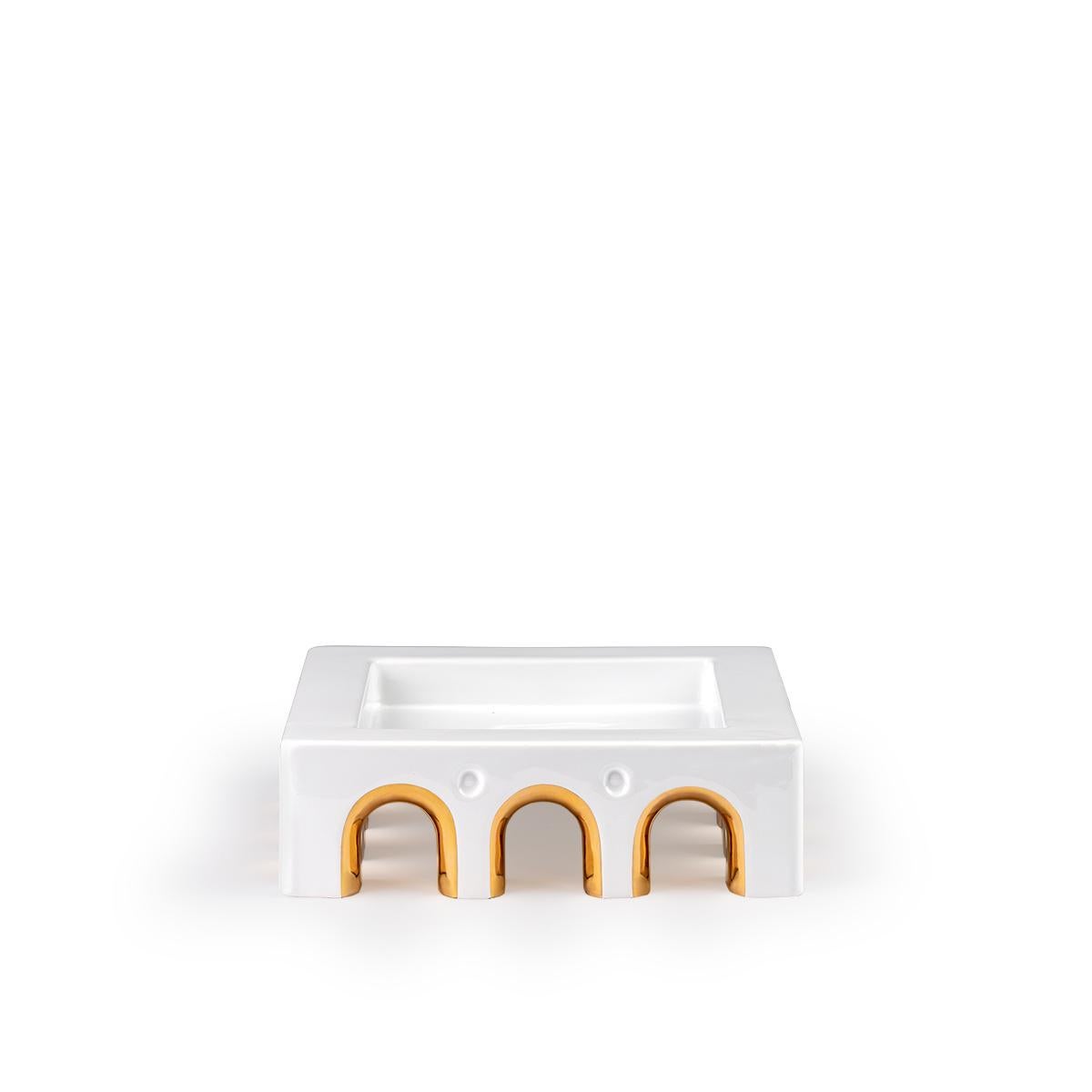 italien Sophia Centre de table moyen en céramique blanche et détails en or 24 carats fait main en vente