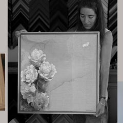 'Cenere dalla neve'. Rose su lino grezzo, cornice in legno di Oak. Nature floreale contemporanea