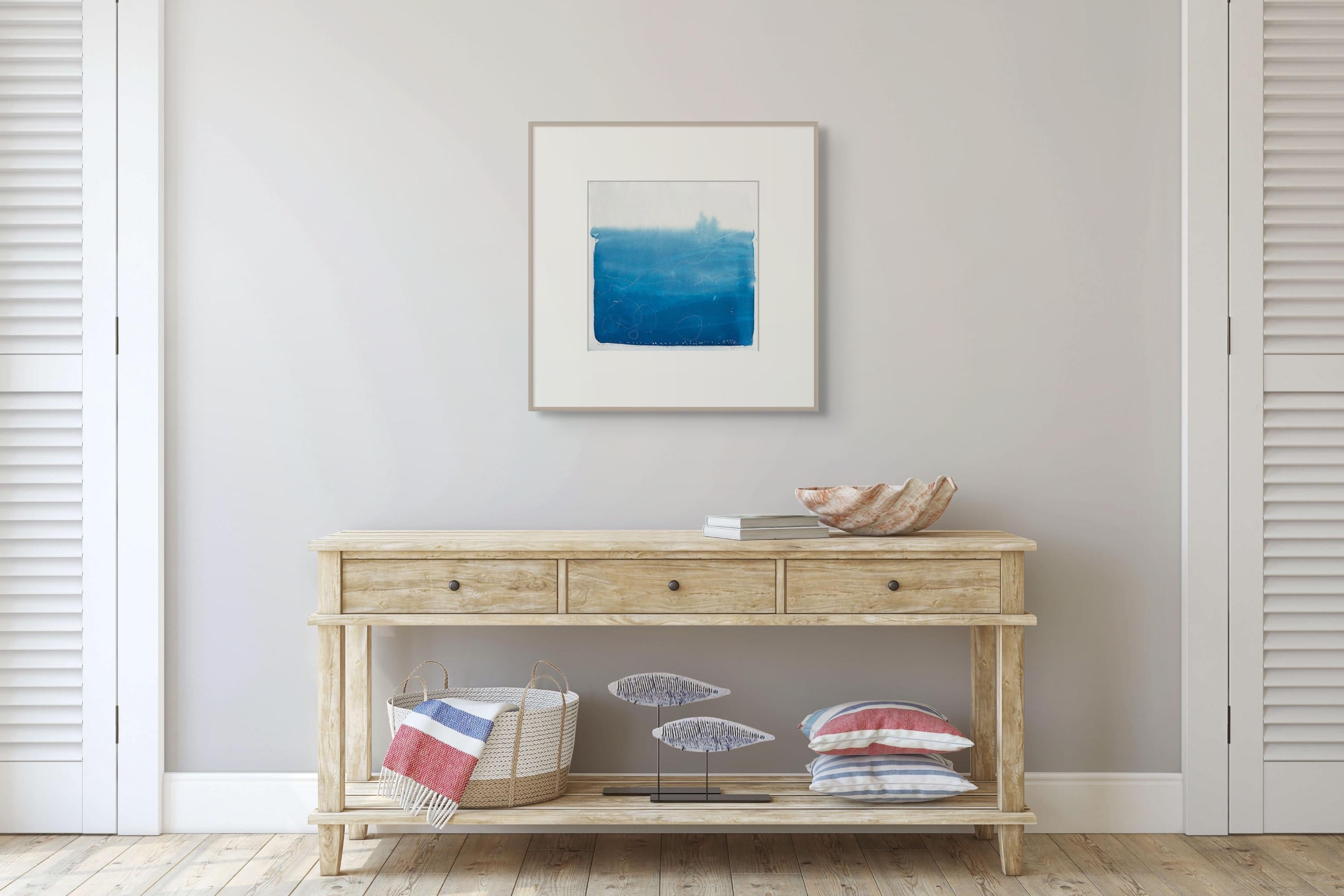 'Ciprés, Niebla'. Azul blanco orilla océano playa árboles minimalista naturaleza dibujo - Photograph de Sophia Milligan