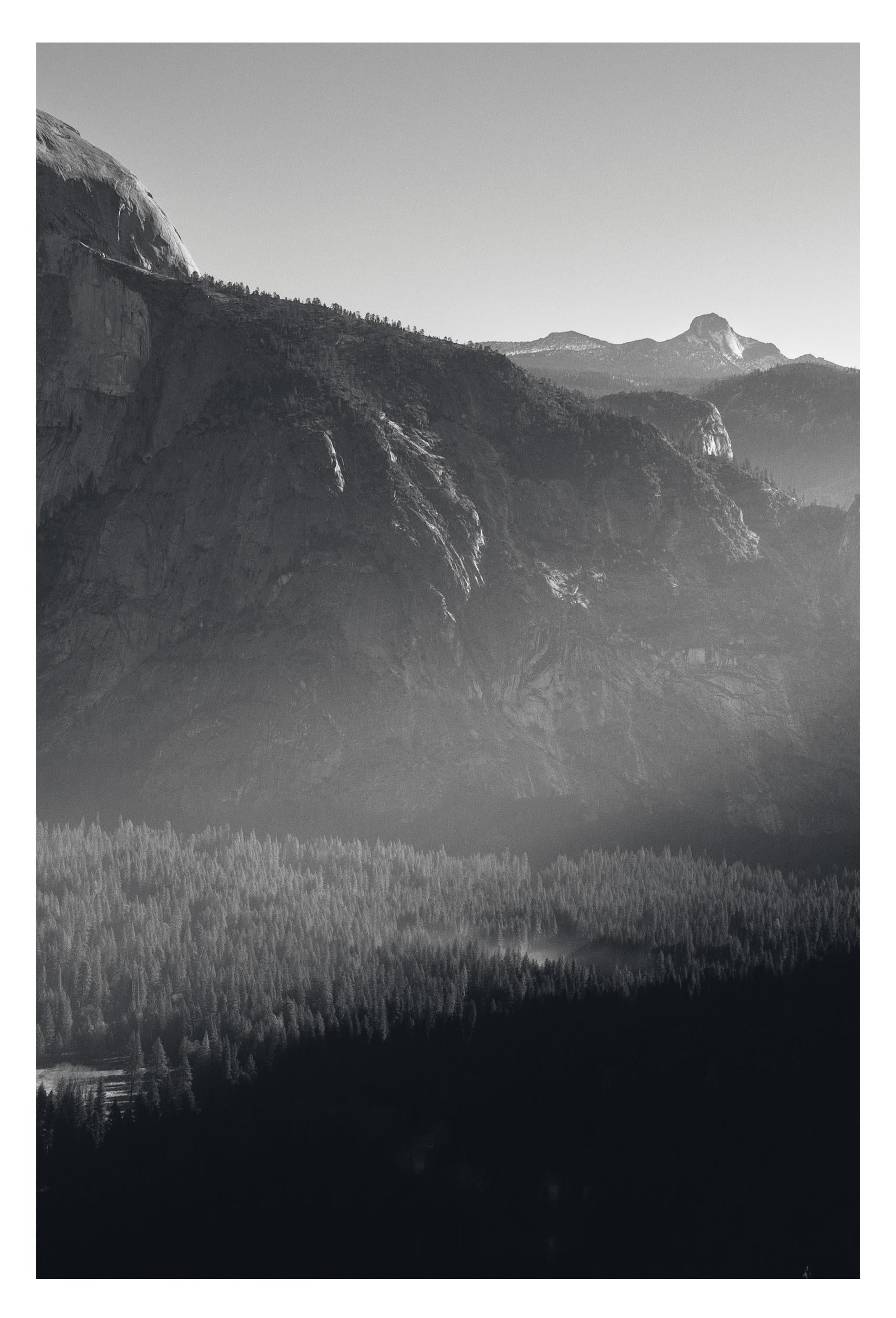 „Awakening“ Limitierte Auflage des Triptychons. Yosemite-Gebirge Bäume mit leichter Textur (Schwarz), Landscape Photograph, von Sophia Milligan