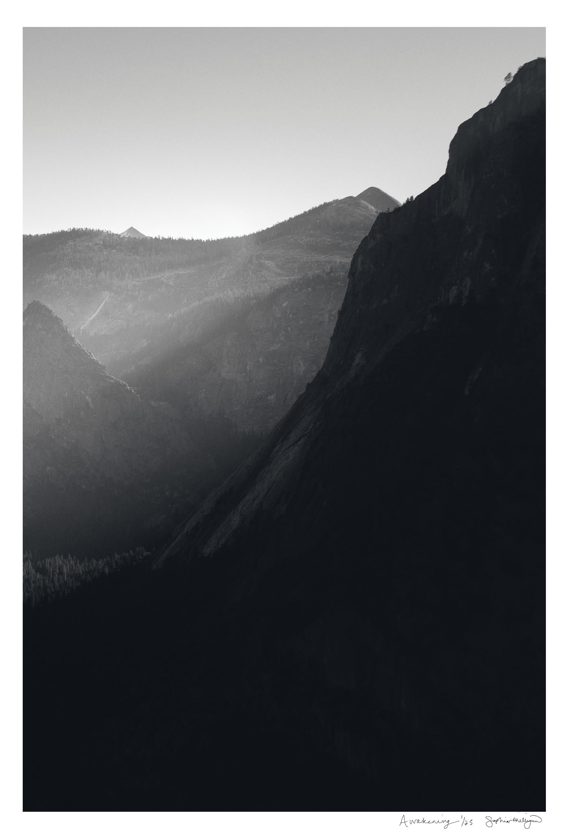 Despertar 
Tríptico fotográfico de archivo. Edición maestra única de 1. Sin enmarcar.
_________________
La luz de la mañana ilumina el paisaje estratificado del Parque Nacional de Yosemite, el Half Dome se despierta suavemente. Las poéticas