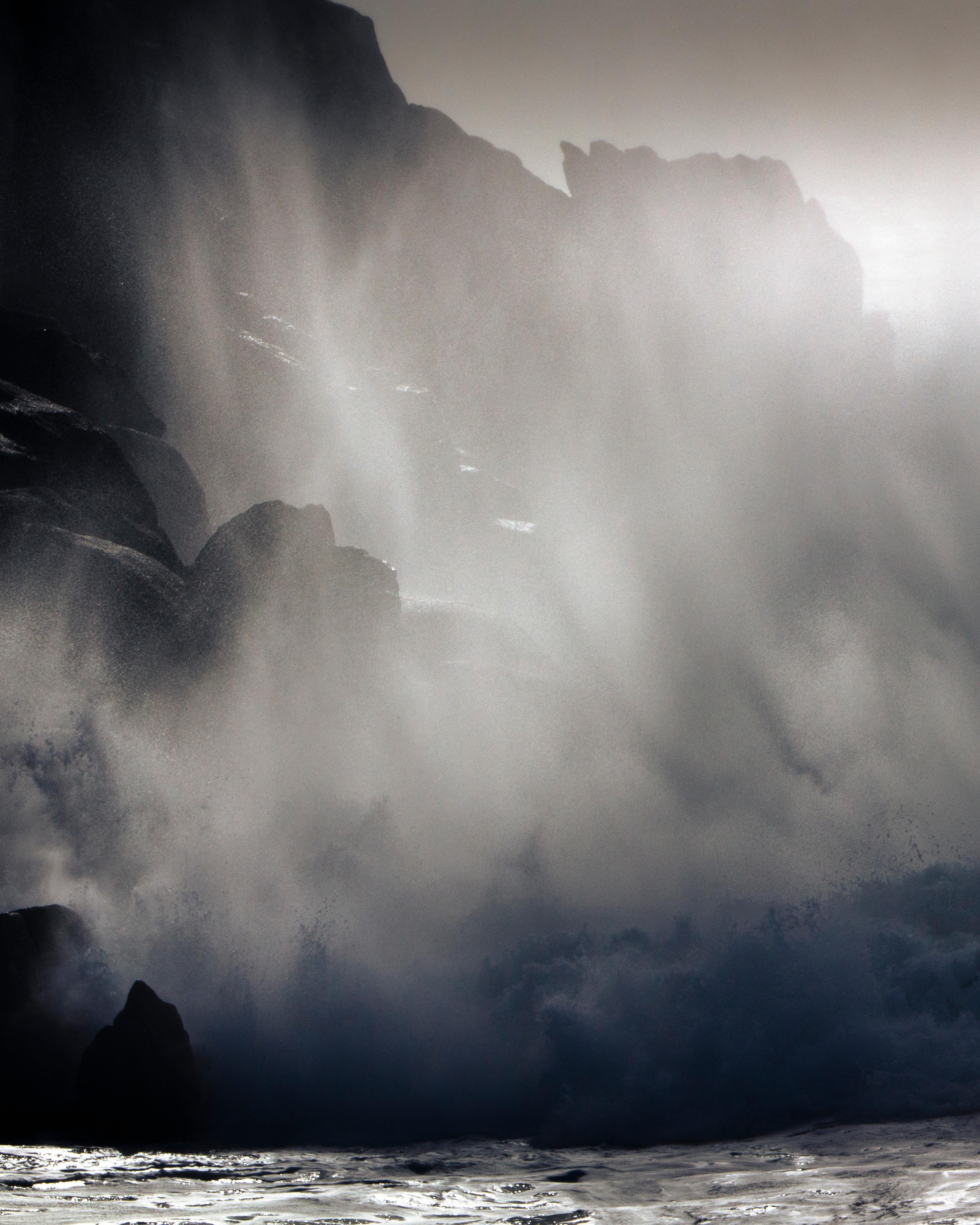 Sophia Milligan Landscape Photograph – „Exhalation“ Fotografie in limitierter Auflage. Leuchtend Ozean Meer Strand Wasser Abstrakt