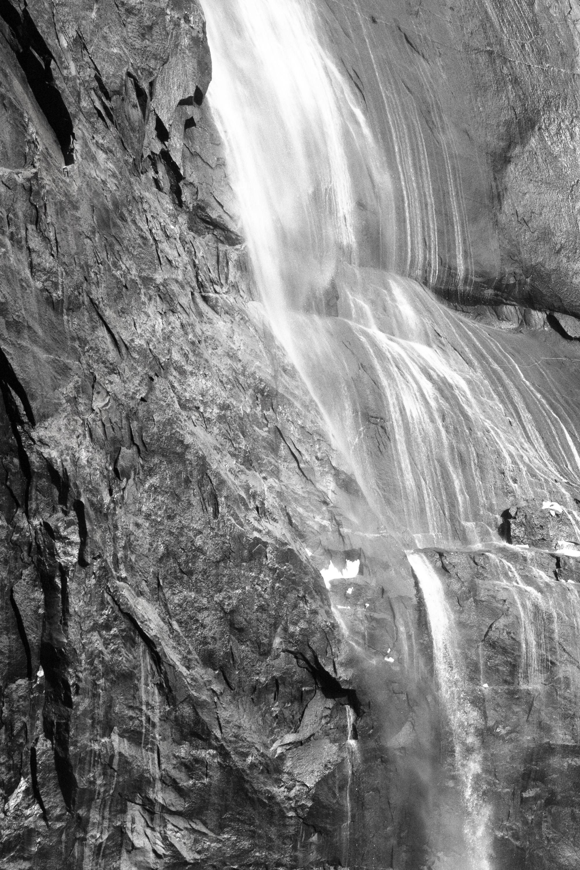 Limitierte Auflage des Foto triptychons „Falls“. Yosemite-Wasserbaum-Textur (Zeitgenössisch), Photograph, von Sophia Milligan