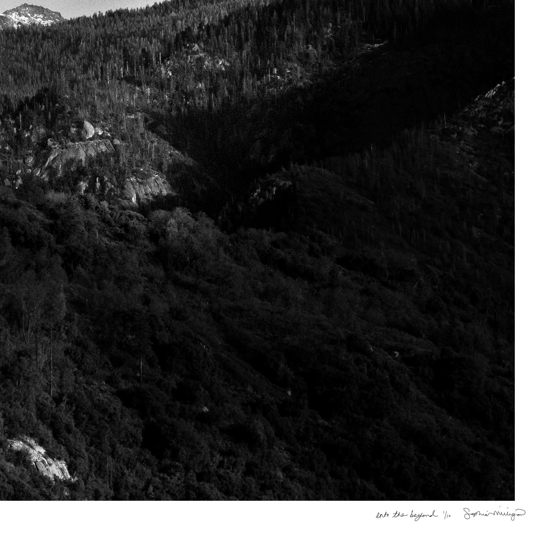Vers l'au-delà 
Photographie d'archives en édition limitée. Non encadré, signé à la main et numéroté
_________________
Des flaques de lumière peintes dansent sur le paysage montagneux richement stratifié de la Sierra Nevada, en Californie. 
Les
