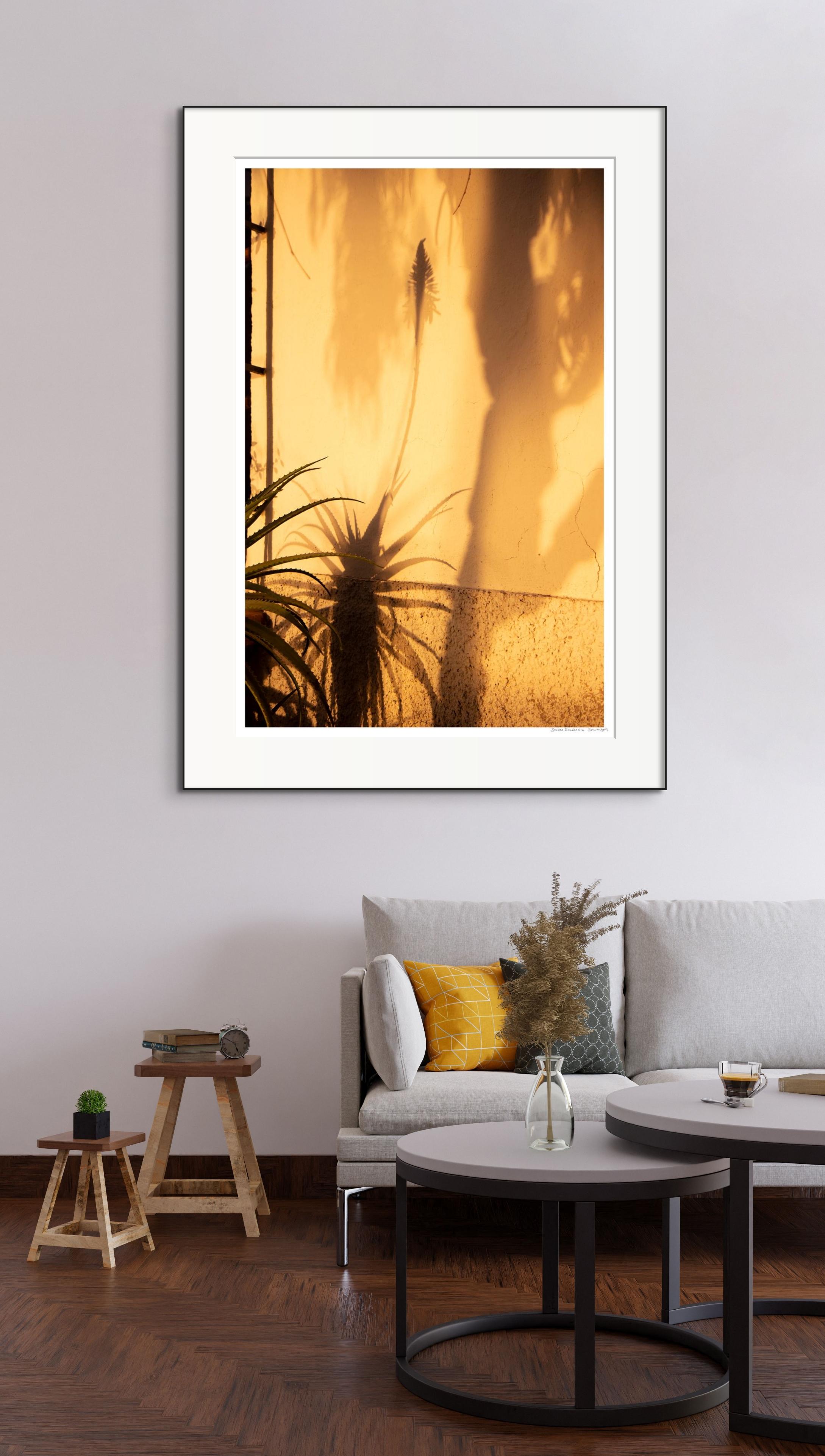 Großformatiges Foto „Sombras Doradas (2)“, Schatten Silhouette Sonnenuntergang Gelbgold (Zeitgenössisch), Photograph, von Sophia Milligan