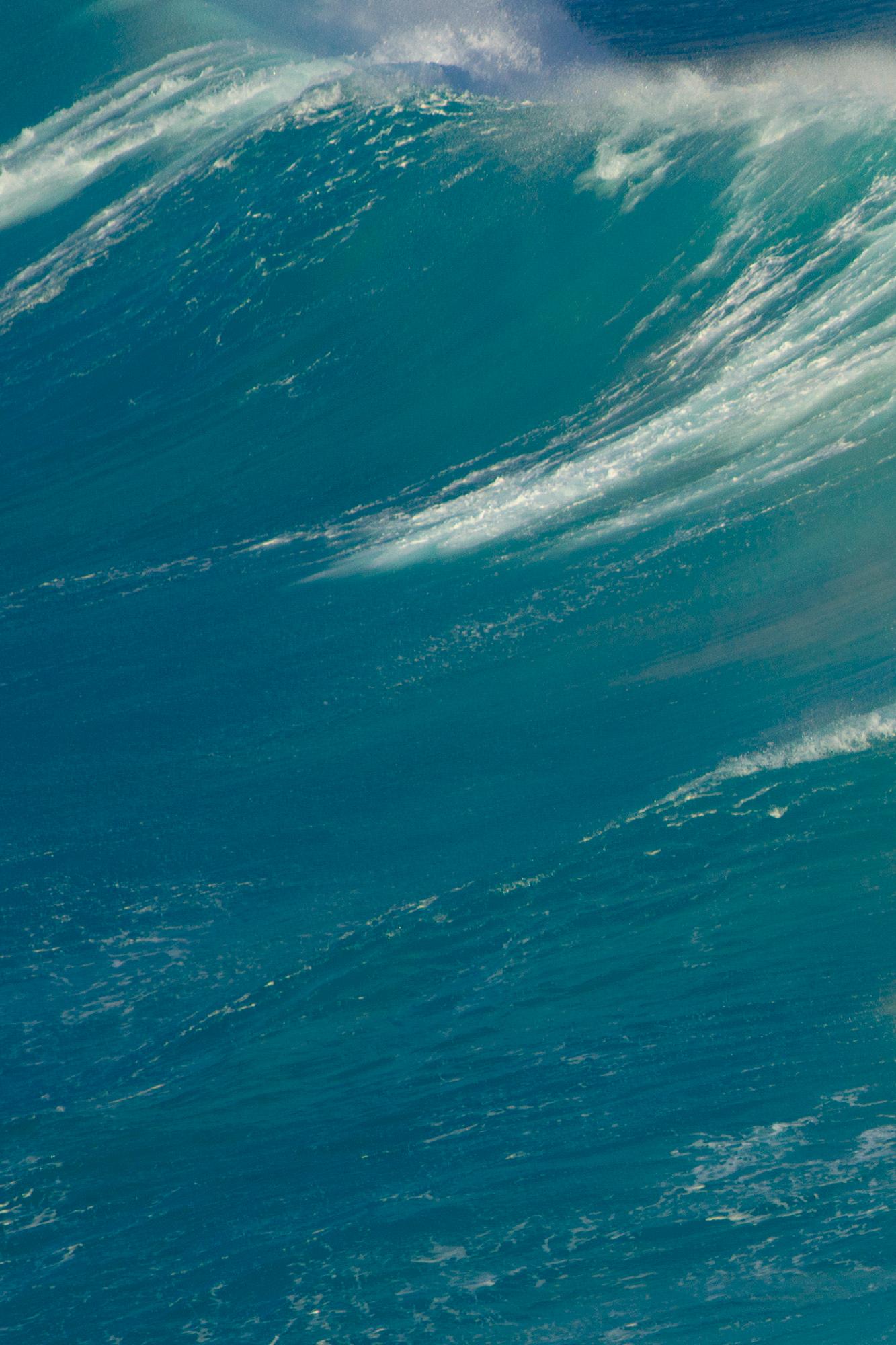 „Salted Rainbows, Off Shore, Atlantic“ Einzigartiges Triptychon. Windwasser im Ozean – Photograph von Sophia Milligan