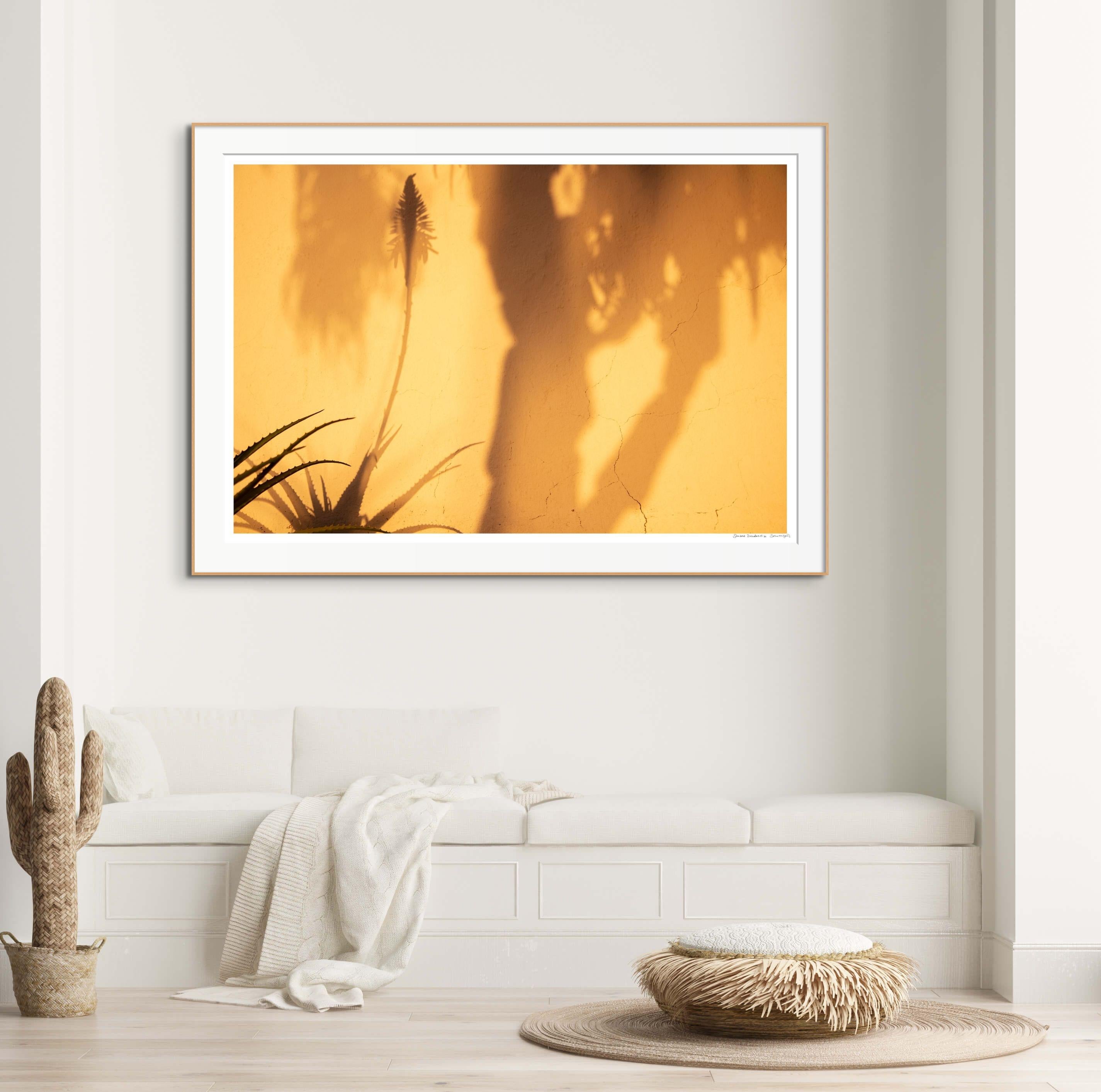 Photo à grande échelle 'Sombras Doradas (5)', Silhouette du désert Coucher de soleil Or jaune - Contemporain Photograph par Sophia Milligan