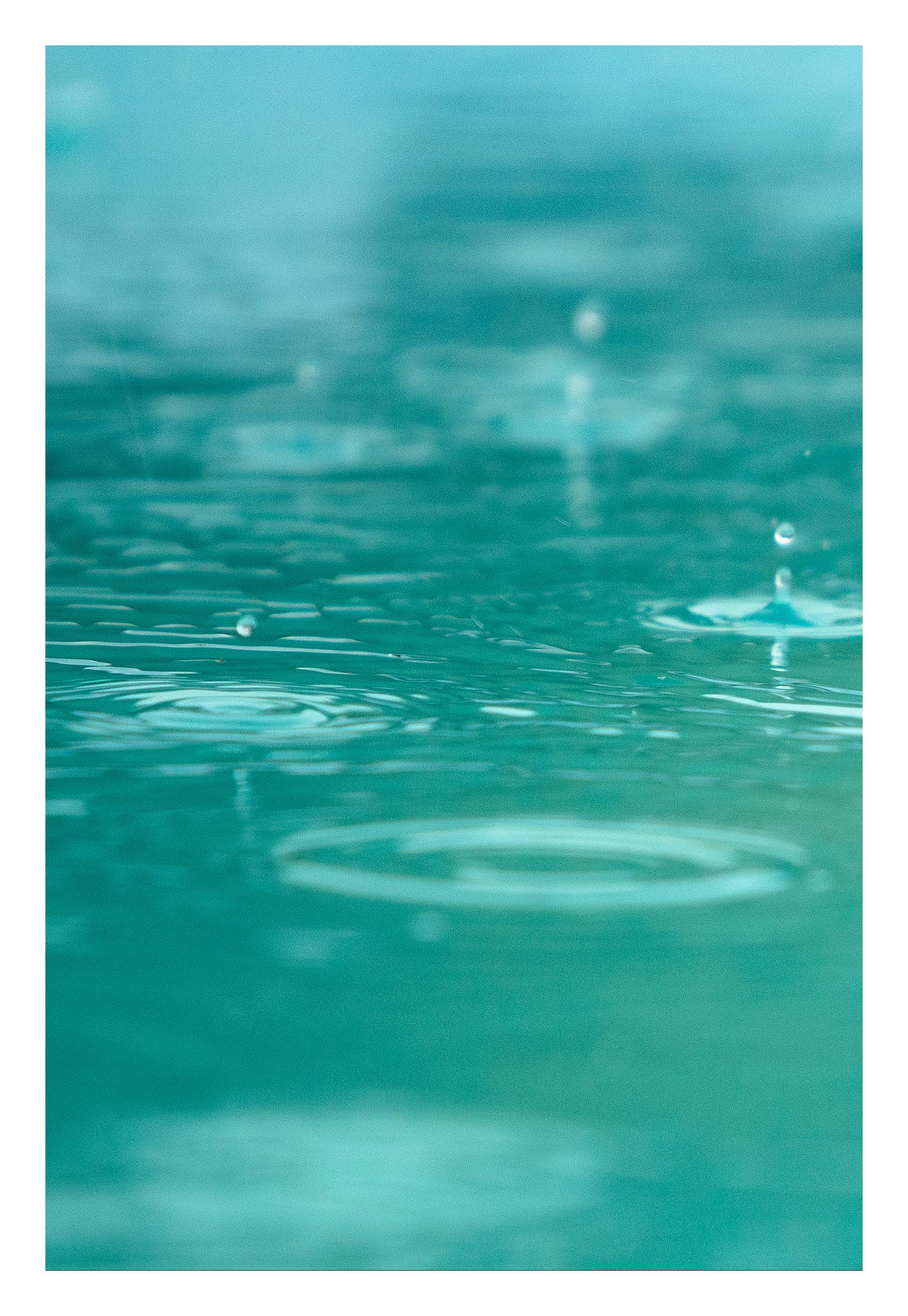 Triptyque photo « Summer Rain » en édition limitée. Eau de piscine bleu sarcelle vert - Bleu Color Photograph par Sophia Milligan