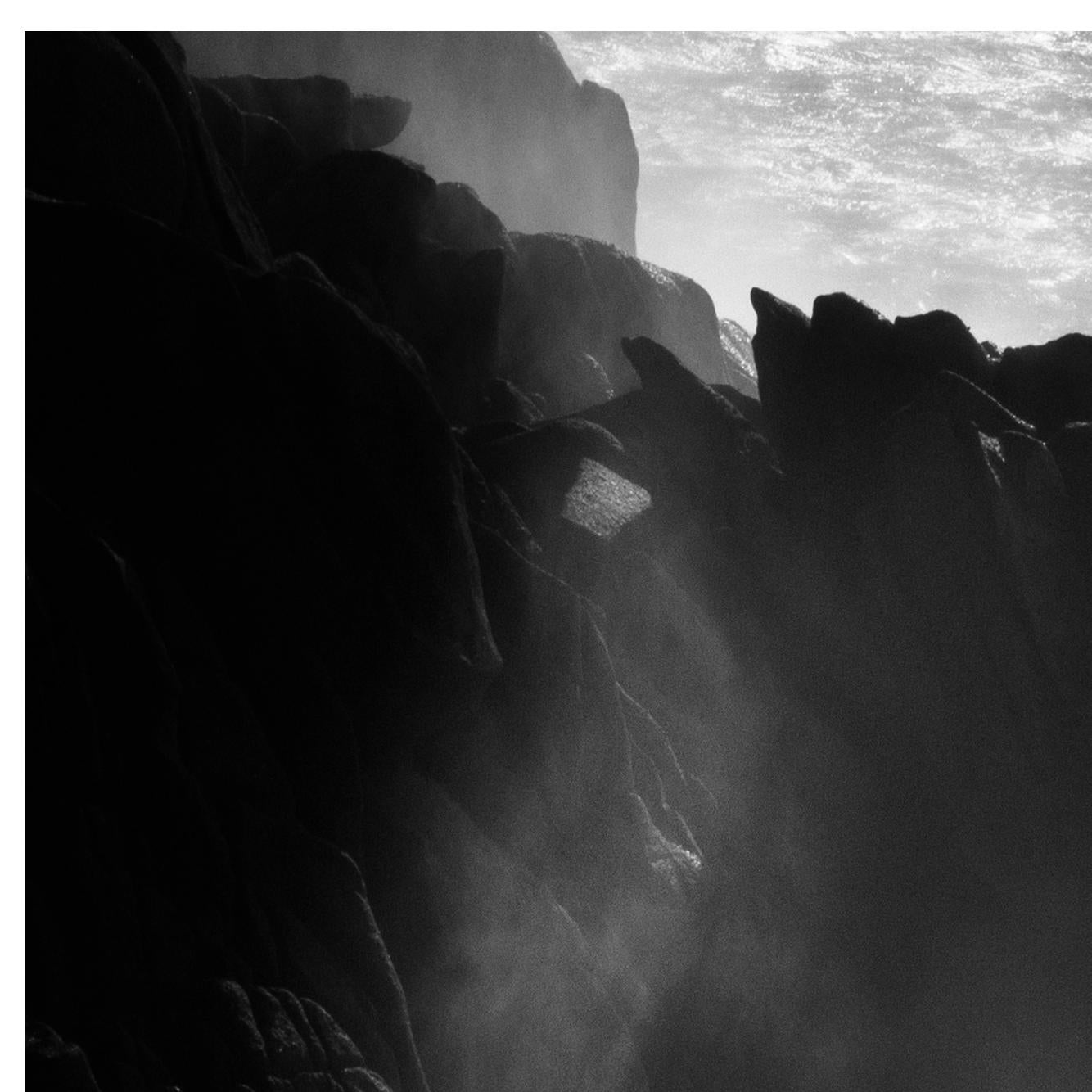 Synthèse 
Photographie d'archives en noir et blanc à tirage limité. Non encadré
_________________
L'Atlantique sauvage explose dans une libération d'énergie brute, brouillant la frontière entre l'océan, le ciel et la terre. L'eau, la terre et l'air