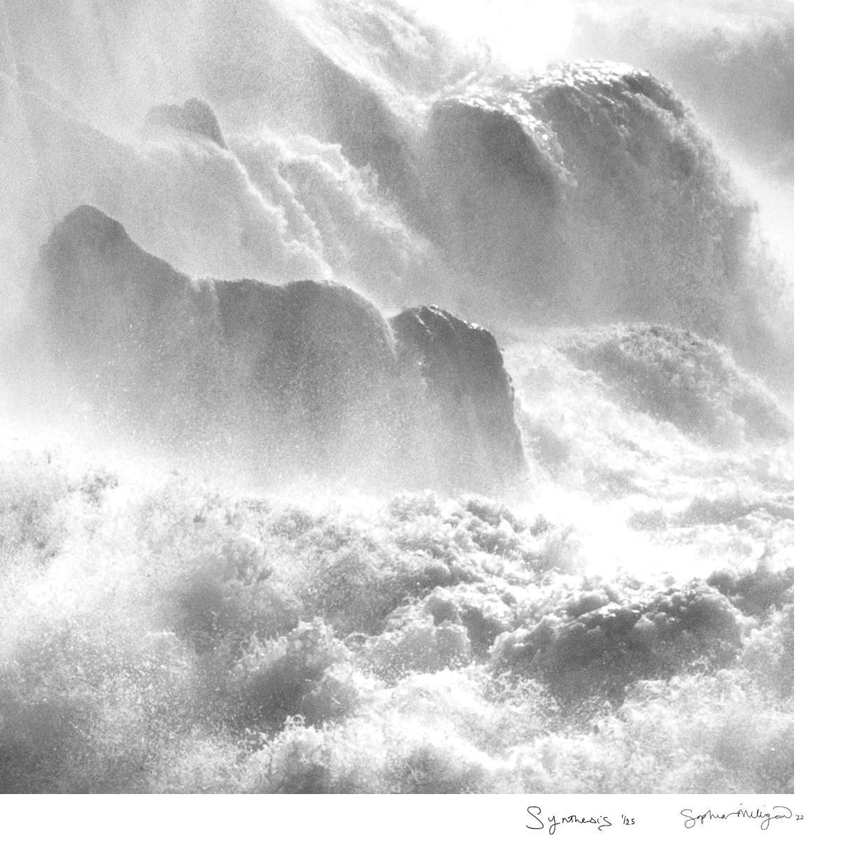 'Synthese' 
Limitierte Auflage einer Schwarz-Weiß-Archivfotografie. Ungerahmt
_________________
Der wilde Atlantik explodiert in einer ungezügelten Energiefreisetzung und lässt die Grenzen zwischen Meer, Himmel und Land verschwimmen. Wasser, Erde