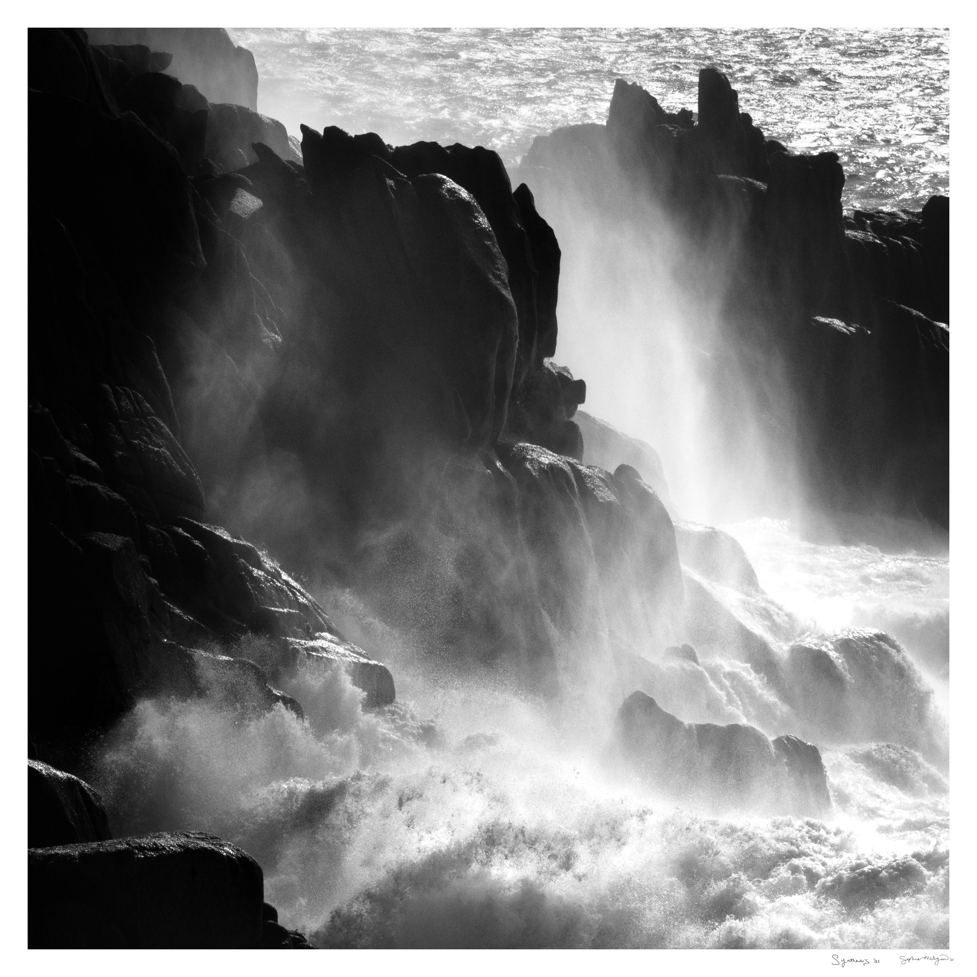 Landscape Photograph Sophia Milligan - Synthesis" Édition limitée 40 x 40" Photographie. Océan, mer, surf, plage