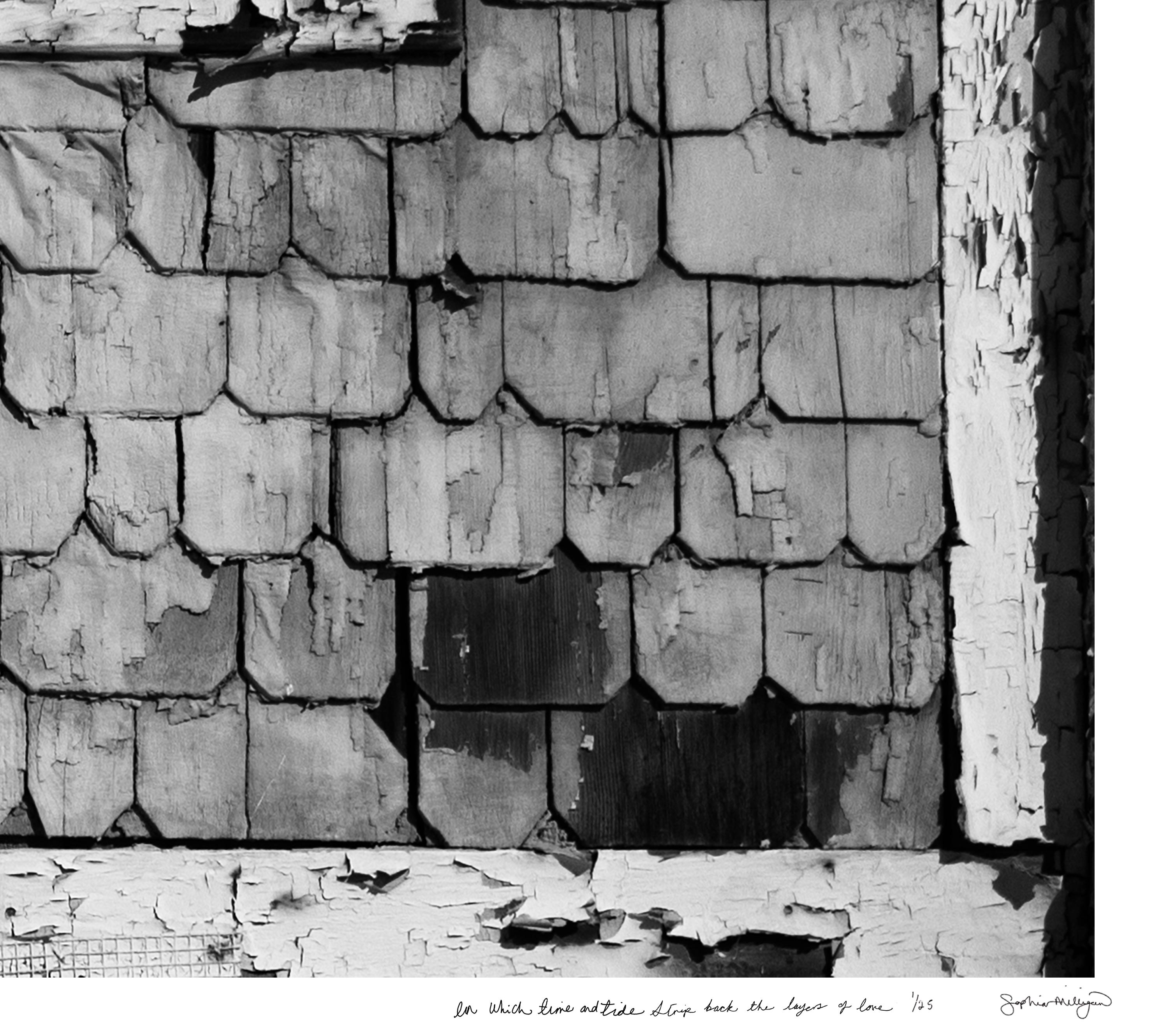 Zeit und Tide' Fotografie in limitierter Auflage. California Beach Cottage (Schwarz), Black and White Photograph, von Sophia Milligan