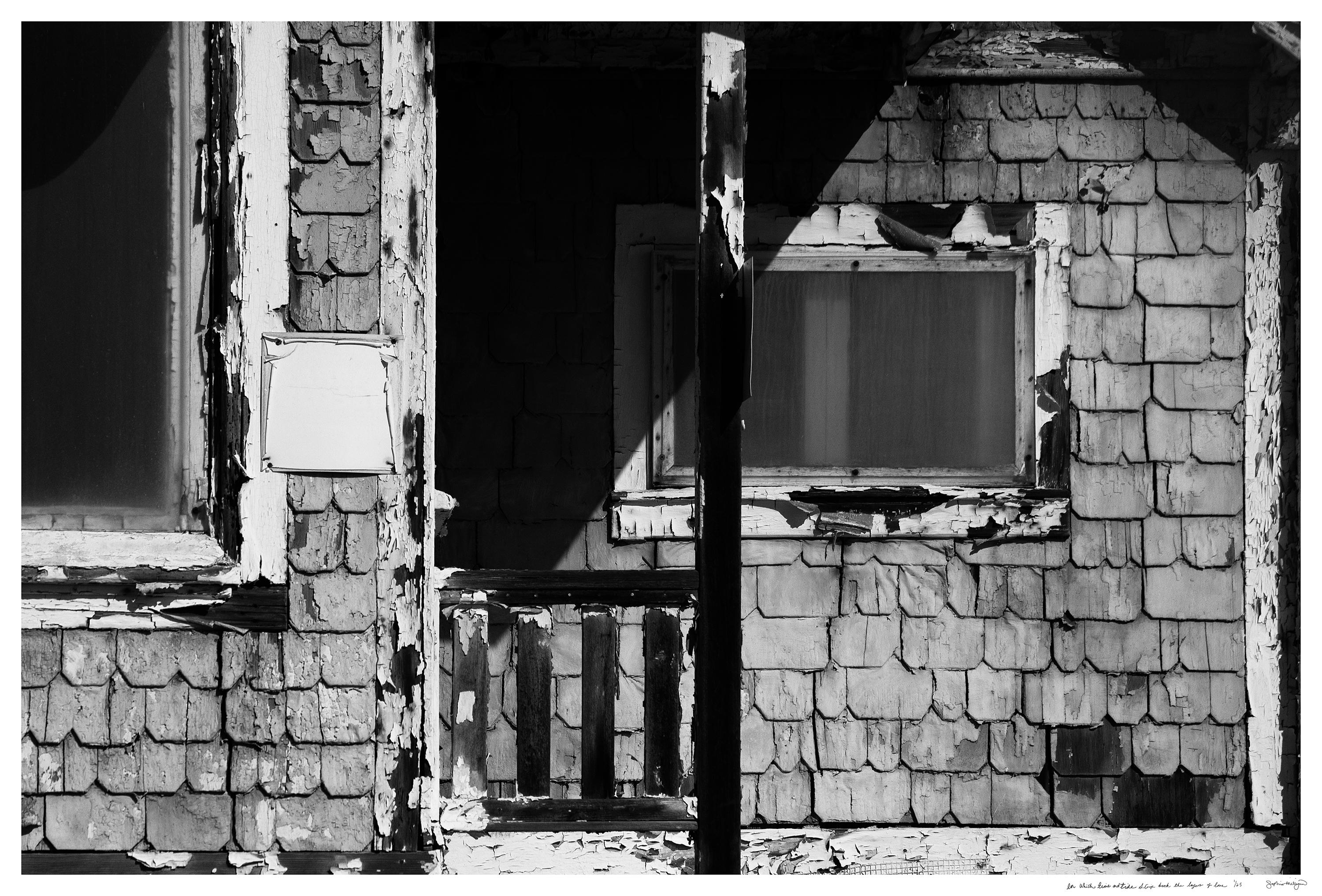Black and White Photograph Sophia Milligan - Photographie en édition limitée Time and Tide. Un chalet de plage californien