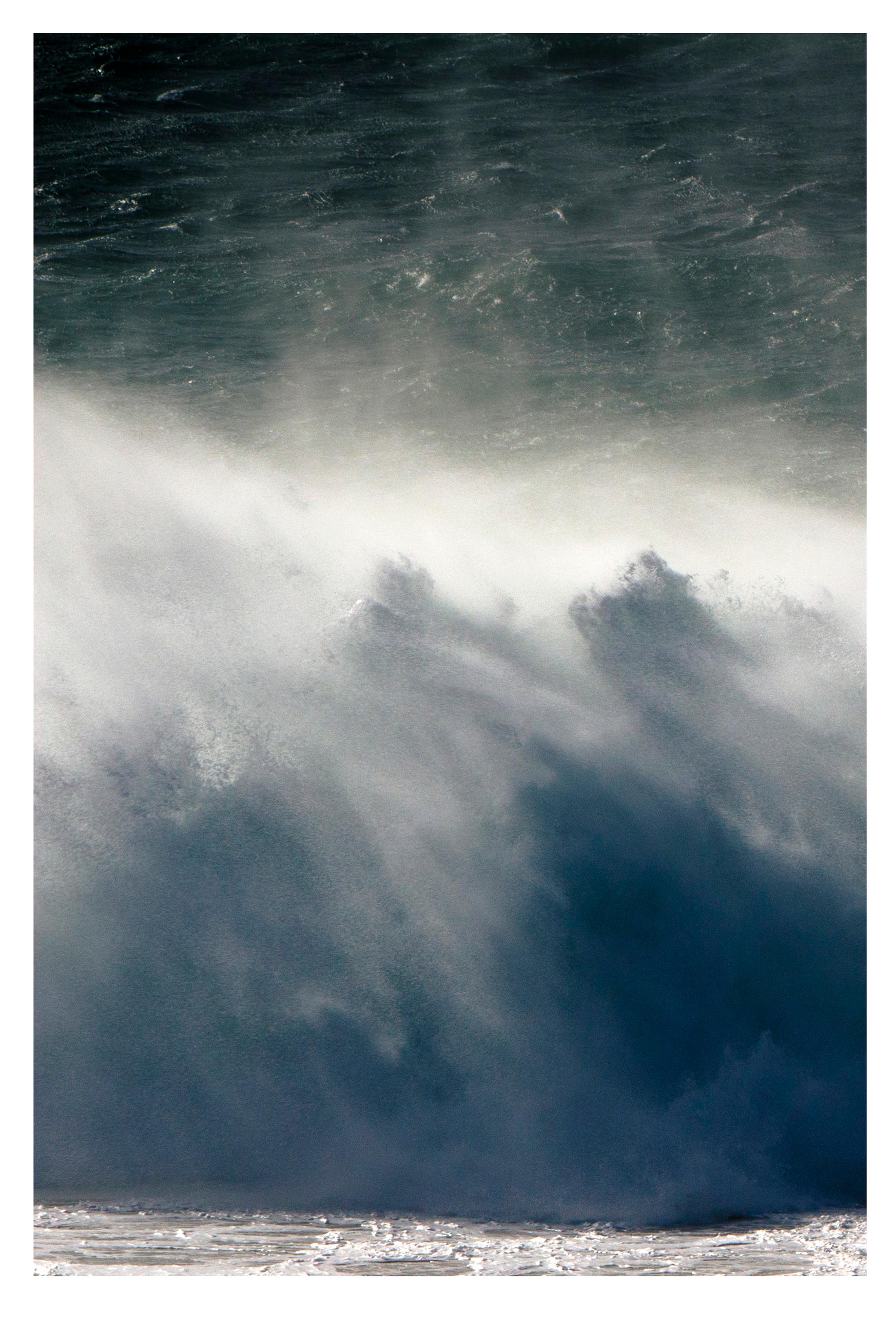 Photo à grande échelle « towards your Heart » Triptyque océan, mer, bleu, chalet de plage - Contemporain Photograph par Sophia Milligan