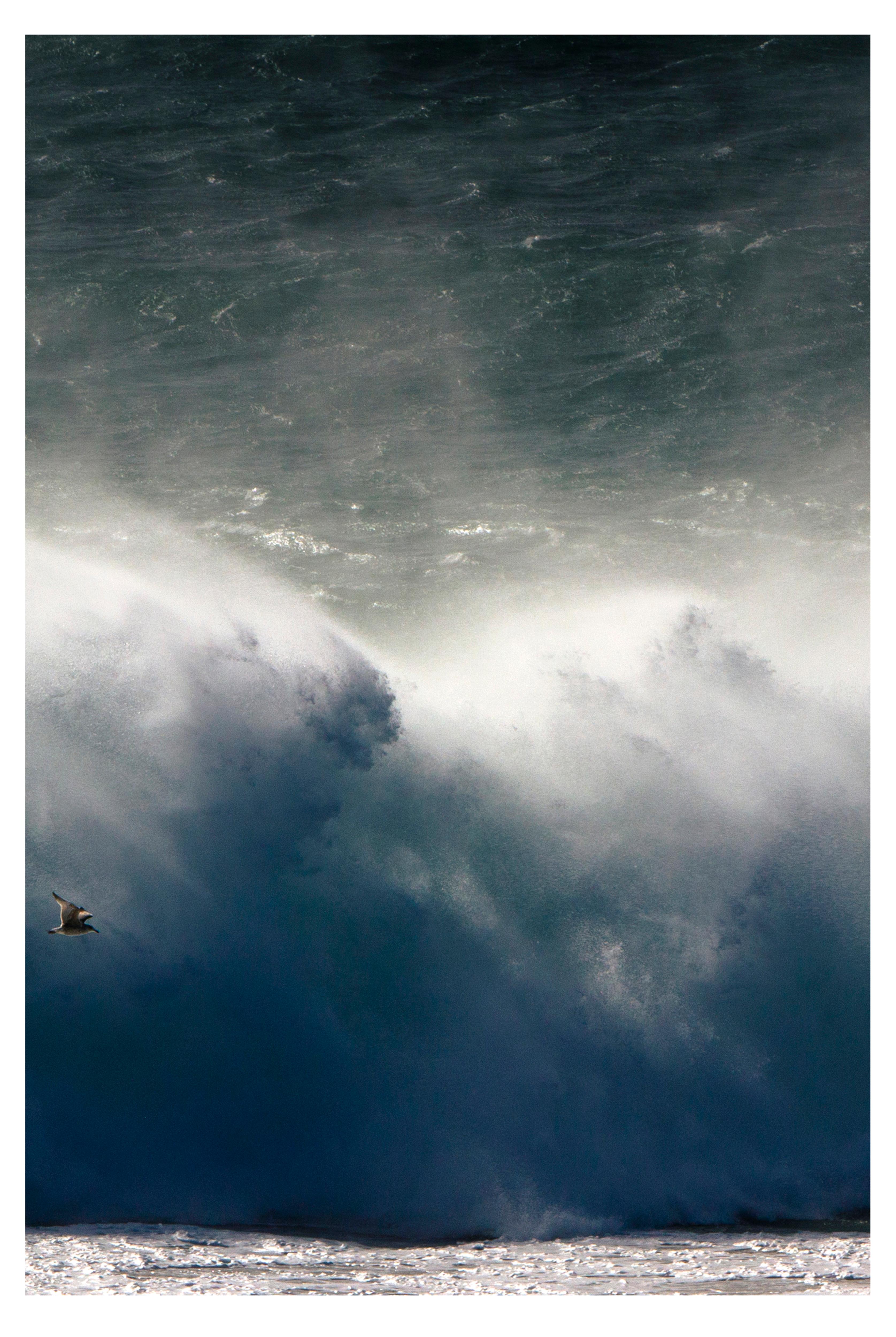 Photo à grande échelle « towards your Heart » Triptyque océan, mer, bleu, chalet de plage - Noir Landscape Photograph par Sophia Milligan