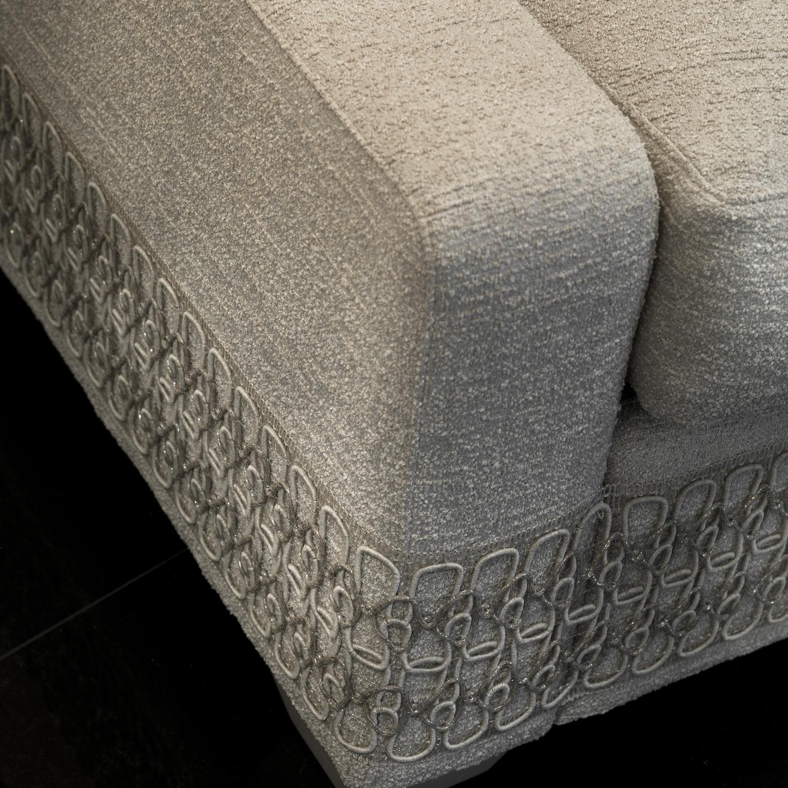 Dieses zeitlose und raffinierte Zweisitzer-Sofa ist eine wertvolle Ergänzung für ein Wohn- oder Arbeitszimmer. Mit seiner elegant geschwungenen Silhouette, die sowohl in einer Ecke als auch in der Mitte eines Raumes gut zur Geltung kommt, bereichert