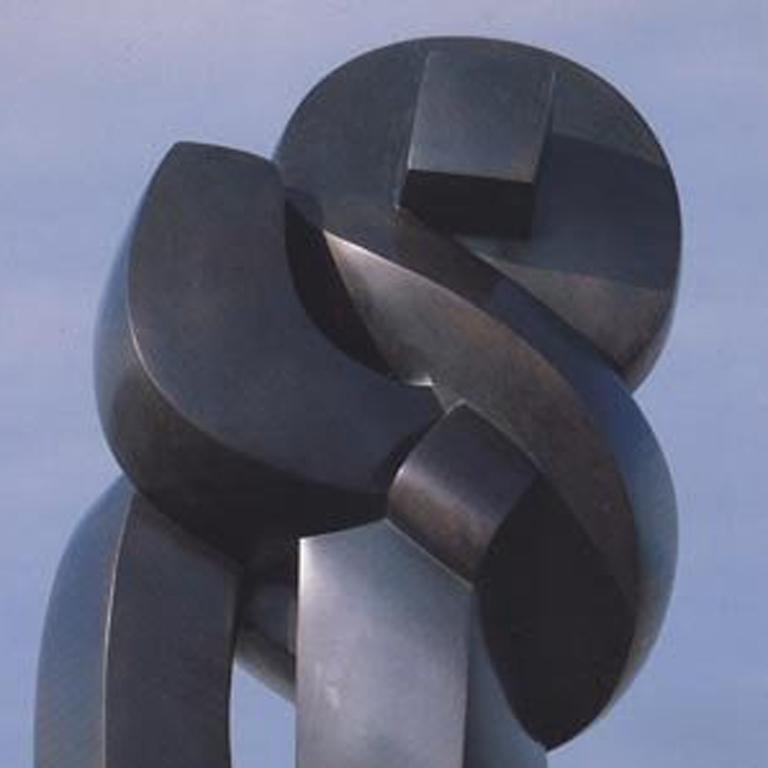 escultura monumental de bronce. la huella de la base es  47
