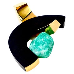 Sophia Vari "Médée", spilla in edizione limitata in oro 18 ct, ebano e smeraldo di radice