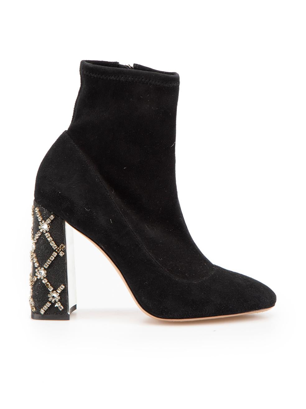 L'ÉTAT est bon. Une usure mineure des bottes est évidente. Légère usure aux deux embellissements du talon avec des cristaux manquants sur cet article de revente de designer Sophia Webster d'occasion.
 

 

 

 Détails
 

 

 Noir
 

 Suède
 

