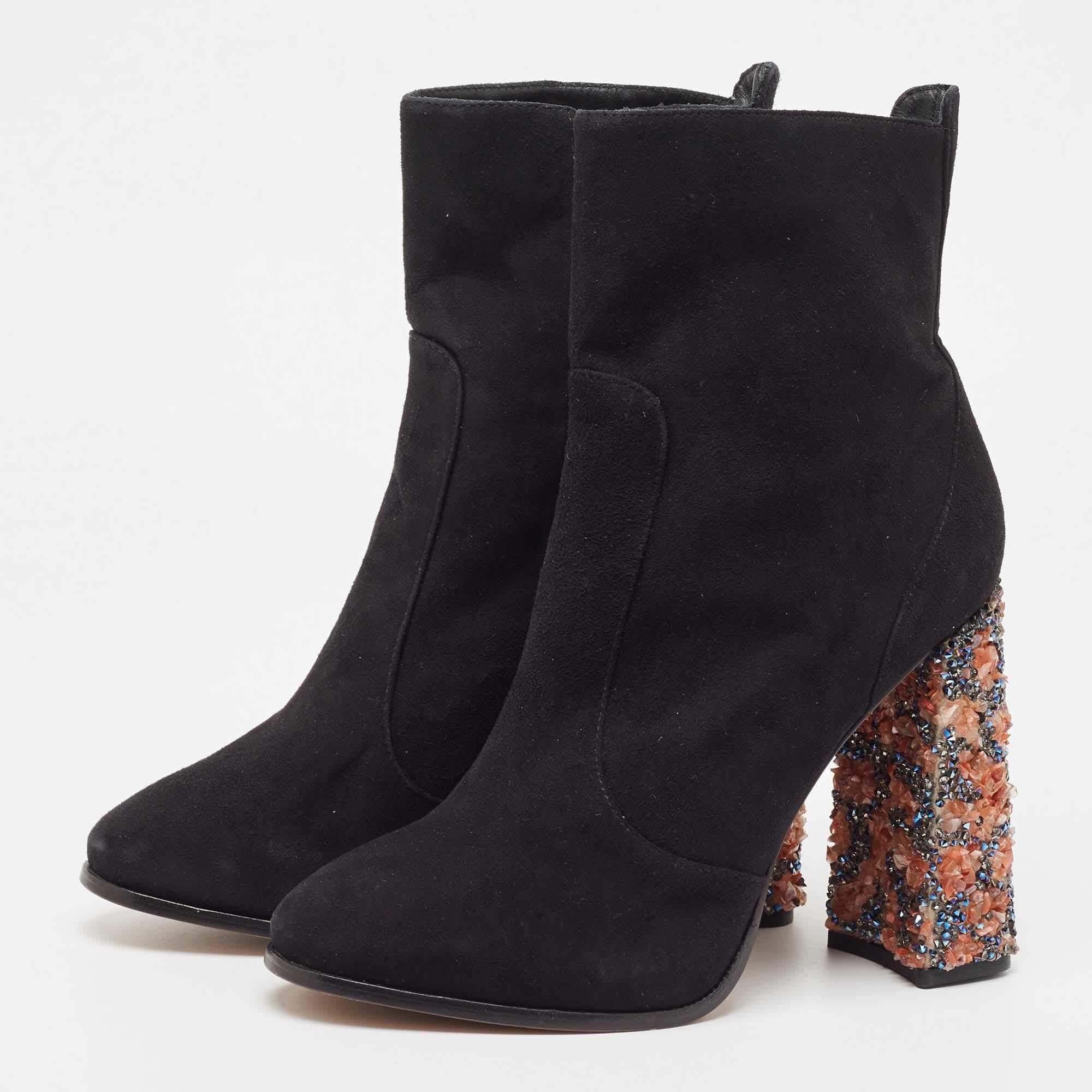 Meticulously designed into a smart silhouette these boots are on point with style. They come with comfortable insoles and durable outsoles to last you forever. These boots are just amazing and you definitely need to get them right away.
