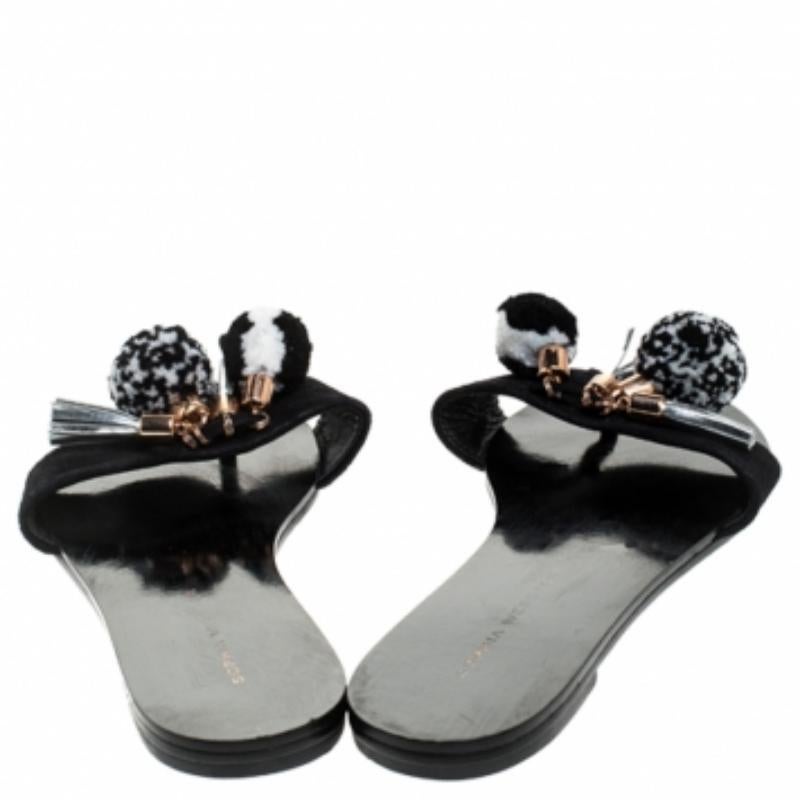 Sophia Webster Schwarz Wildleder Jada Pom Pom Slide Flats Größe 37 im Zustand „Gut“ im Angebot in Dubai, Al Qouz 2