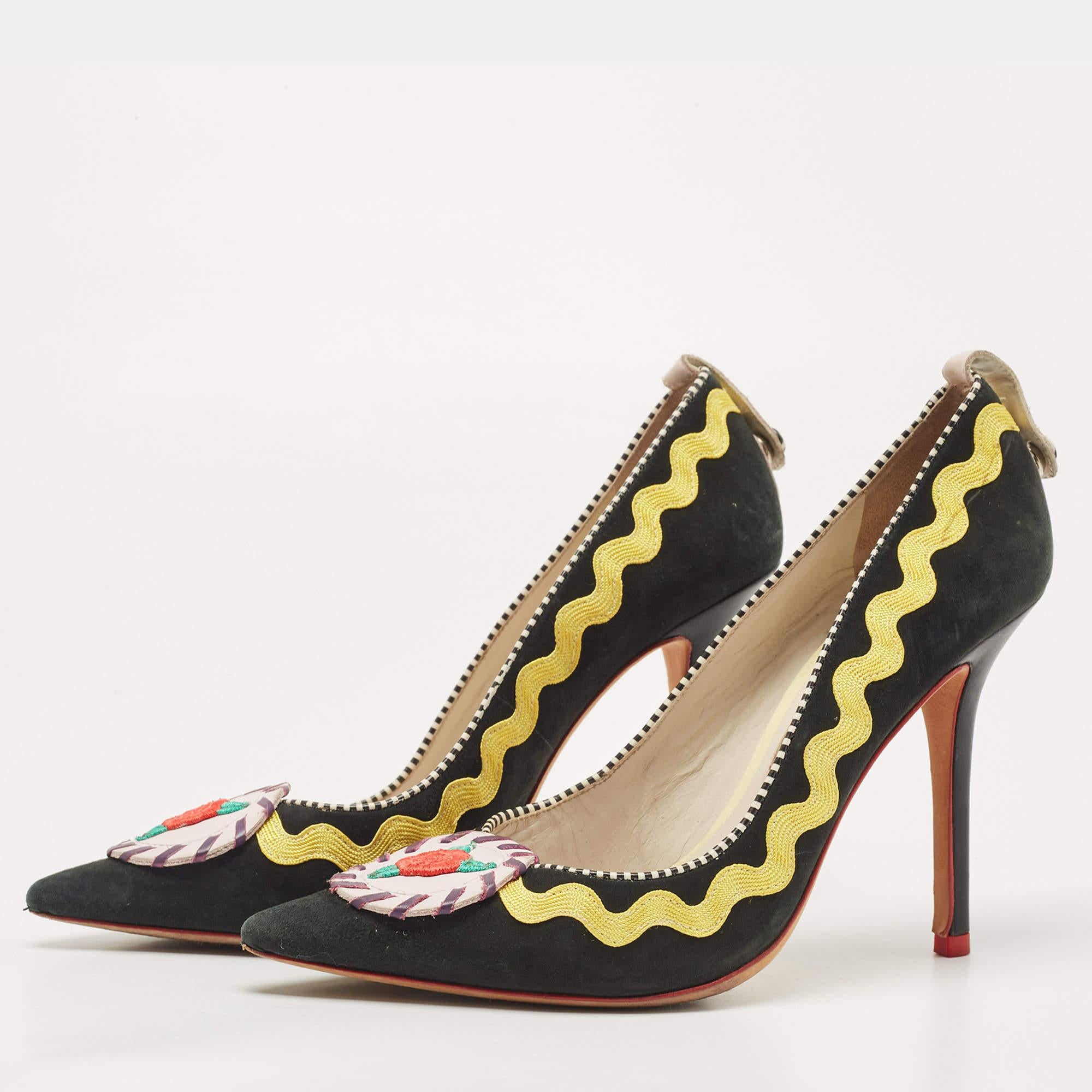 Queste décolleté di Sophia Webster sono un'ottima scelta se vuoi aggiungere un paio di scarpe di classe e versatili. Il paio è realizzato in pelle scamosciata e si eleva su un tacco di 11 cm.