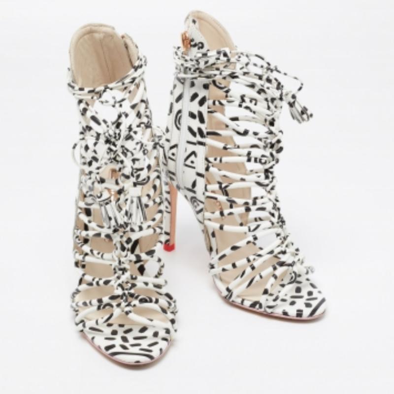 Diese Sandalen von Sophia Webster sehen absolut atemberaubend aus! Die Sandalen sind aus Leder gefertigt und mit Leopardenprints in einer Riemchenform gestaltet, die durch seitliche Reißverschlüsse und Bindebänder um die Knöchel gebunden wird. Auf