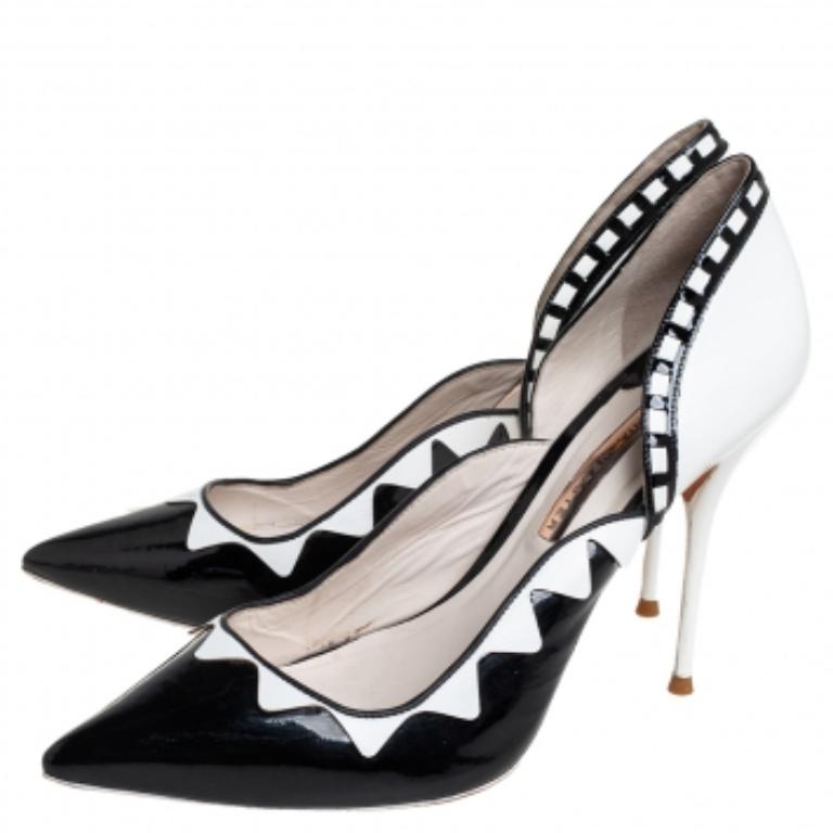 These meticulously designed Sophia Webster pumps are the perfect evening shoes. They are crafted from glossy patent leather & leather and are equipped with pointed toes and 11 cm needle heels. The leather-lined insoles feature the brand labels. Grab
