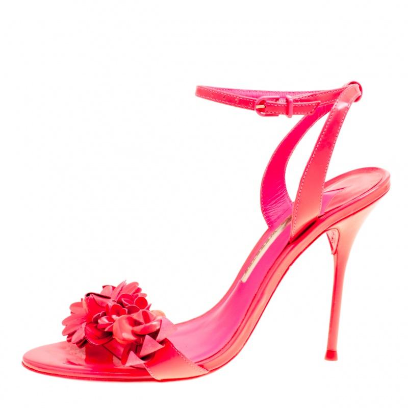 Sophia Webster has been a favourite worldwide for her uniques, creative and modern designs. She continues to charm us with these stunning Lilico sandals. These fluorescent pink sandals are crafted from patent leather and feature an open toe