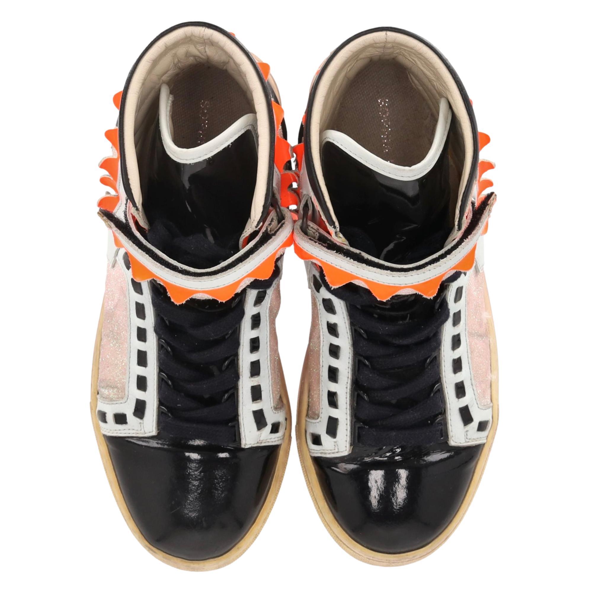 Sophia Webster - Baskets montantes en cuir 'Riko' à détails de paillettes

Baskets montantes multicolores dotées d'un bout en cuir verni noir, d'un empiècement en paillettes rose pâle sur le côté et d'une bordure en zigzag orange.

Tige en cuir noir