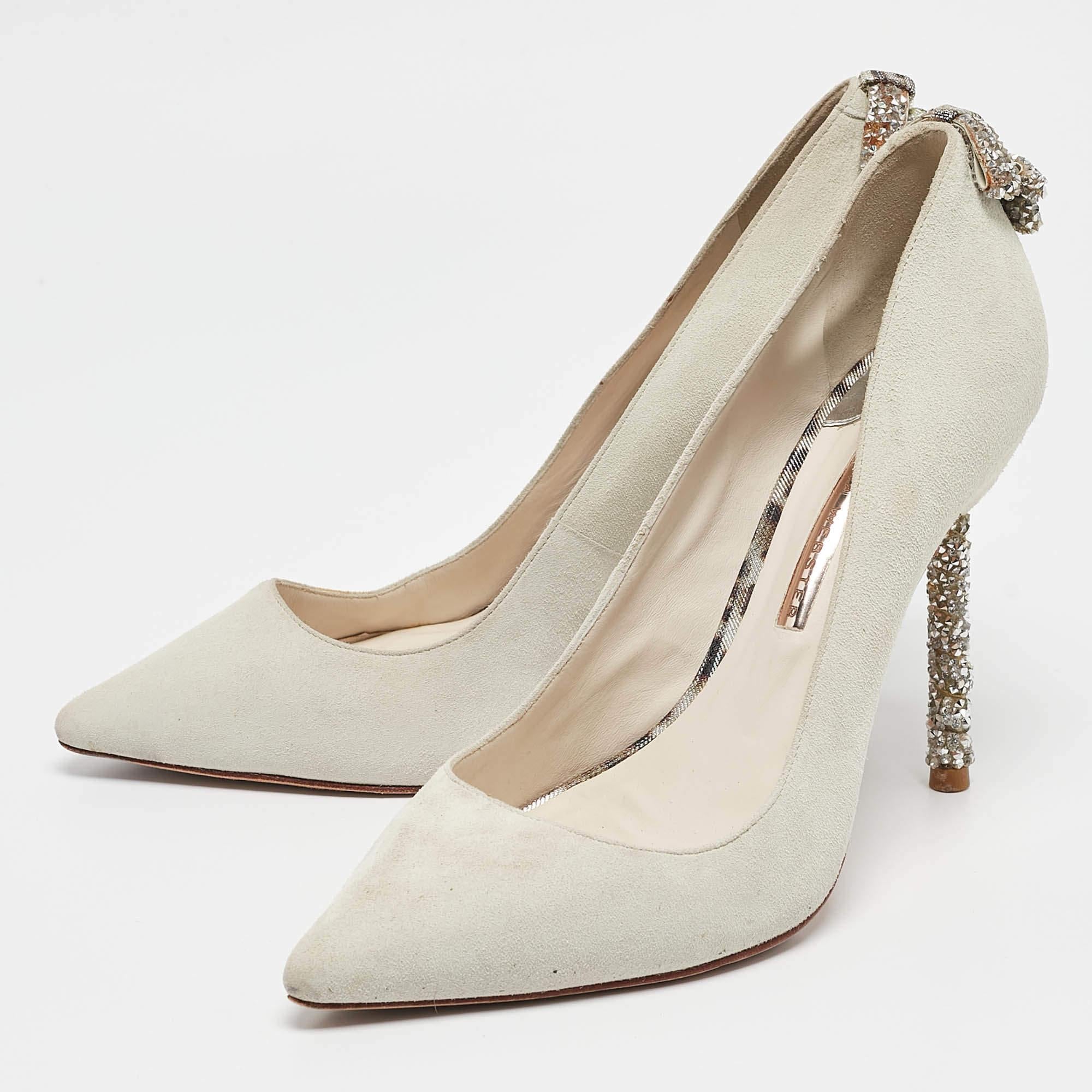 Sfoggia uno stile elegante con questo paio di décolleté di Sophia Webster. Queste scarpe eleganti sono realizzate con materiali di qualità e sono decorate con cristalli sul retro. Sono montati su suole resistenti e tacchi eleganti.