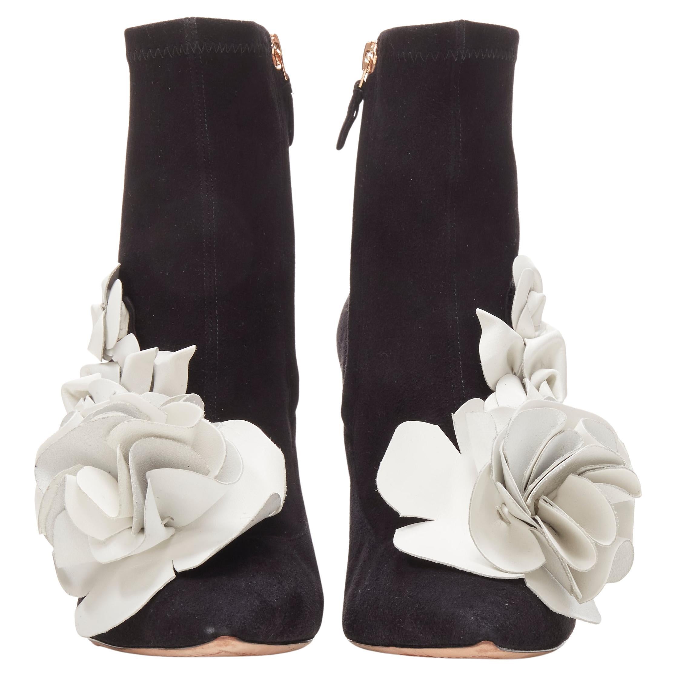 SOPHIA WEBSTER Jimbo Lilico black suede floral applique pointy bootie EU38.5
Brand: Sophia Webster
Extra Detail: 3D floral petal applique. Side zip closure.

CONDITION:
Condition: Very good, this item was pre-owned and is in very good condition.