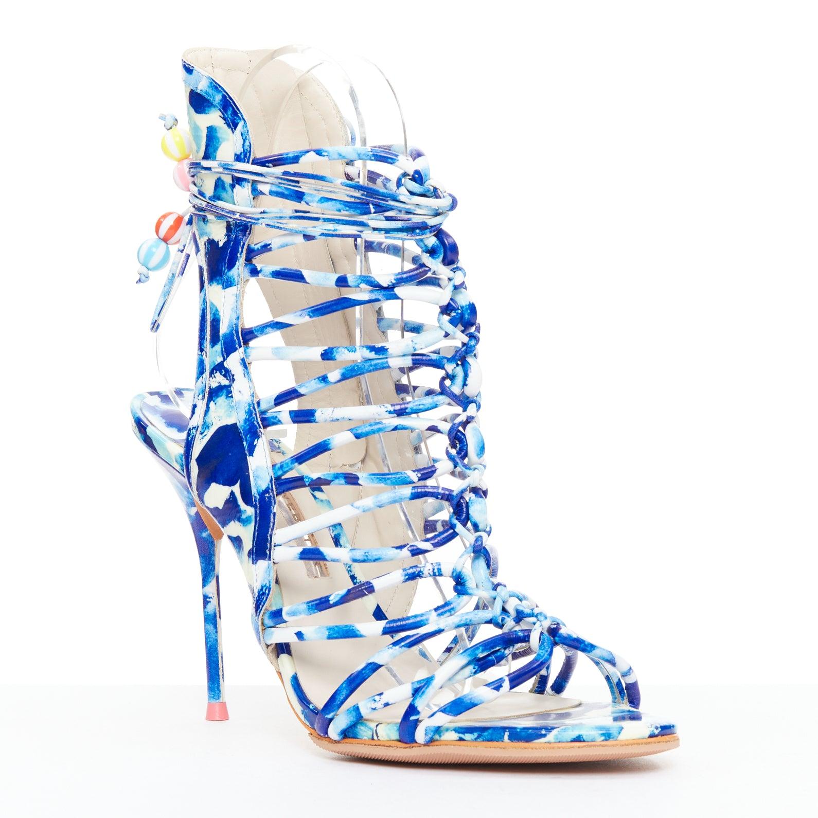SOPHIA WEBSTER Lacey Oceana Cage blau bedruckt sctappy Absätze EU38 Zendaya
Referenz: NKLL/A00477
Marke: Sophia Webster
Modell: Lacey Oceana Käfig
Gesehen bei: Zendaya
MATERIAL: Leder
Farbe: Multicolour, Blau
Muster: Abstrakt
Verschluss: