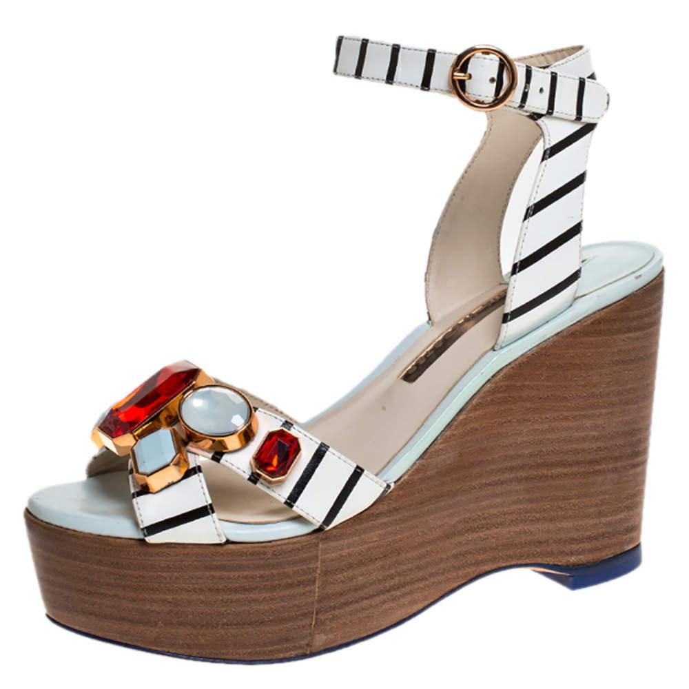 Ces superbes sandales compensées de Sophia Webster sont conçues pour rehausser votre look instantanément. Ils sont dotés de lanières de cuir embellies sur le devant et de fines lanières au niveau des chevilles pour maintenir les pieds en place. Les