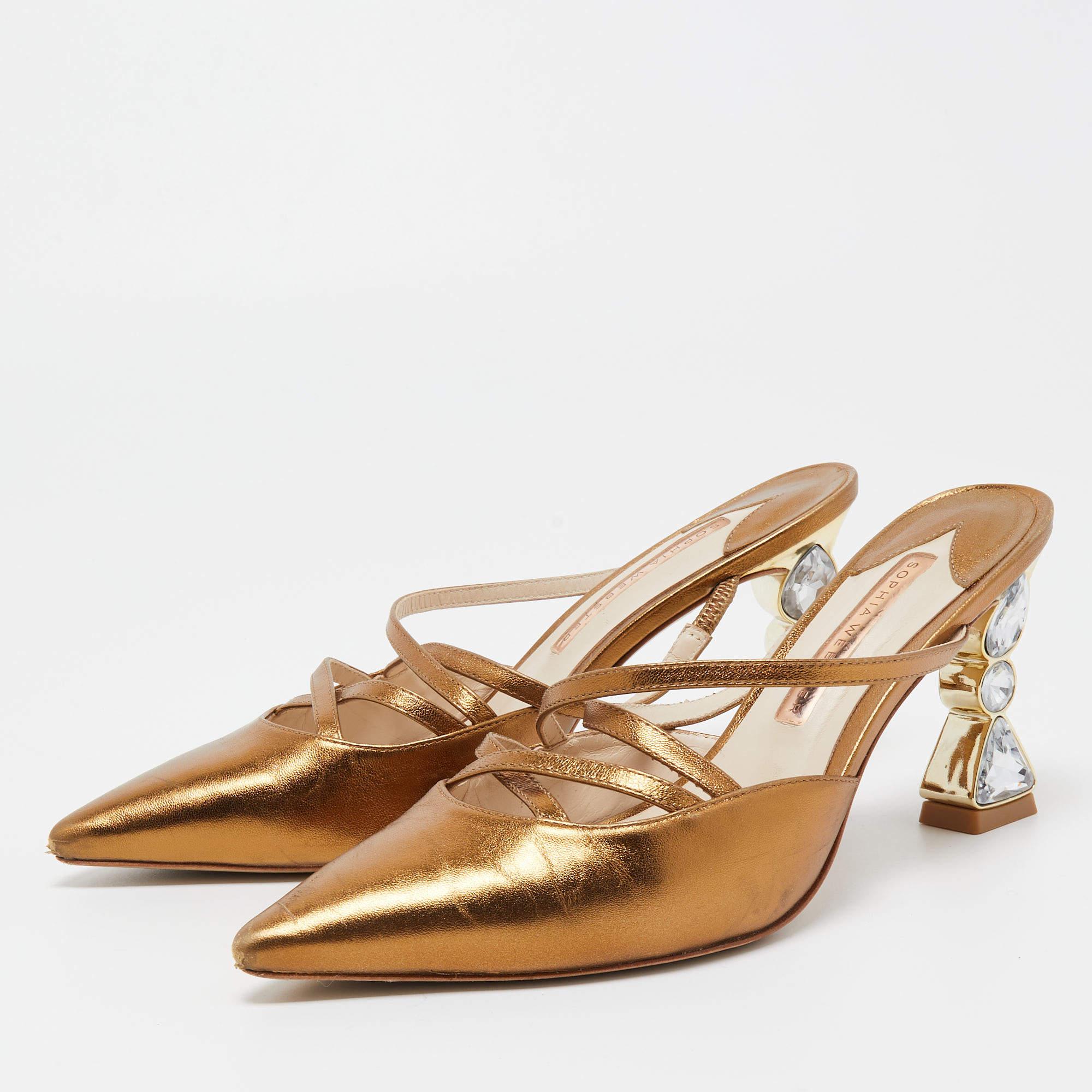 A perfect blend of luxury, style, and comfort, these designer mules are made using quality materials and frame your feet in the most elegant way. They can be paired with a host of outfits from your wardrobe. 