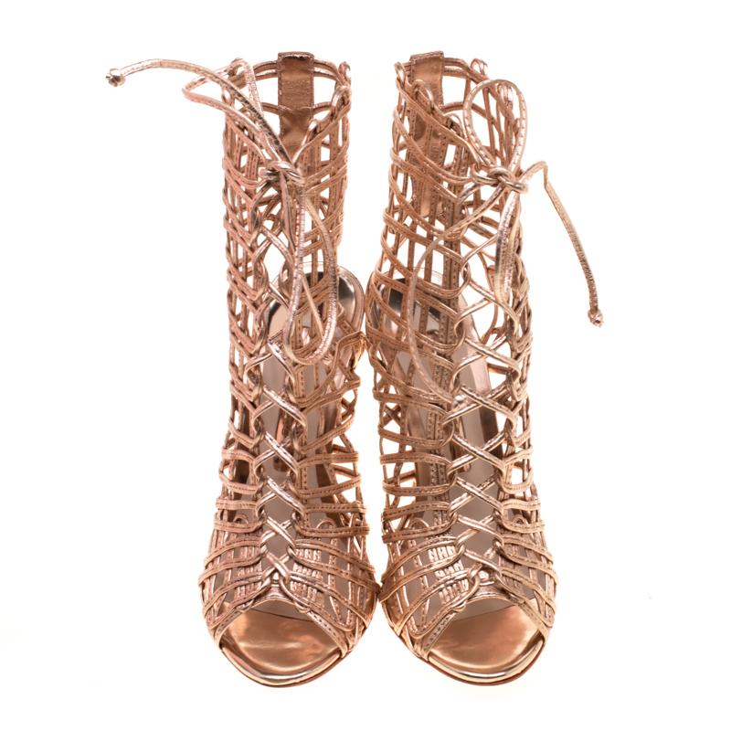 You'll love walking in these Delphine sandals from Sophia Webster that are perfect for your fashionable outings. These metallic rose gold sandals are crafted from leather and feature a peep-toe silhouette. They flaunt a cage design on the vamps and